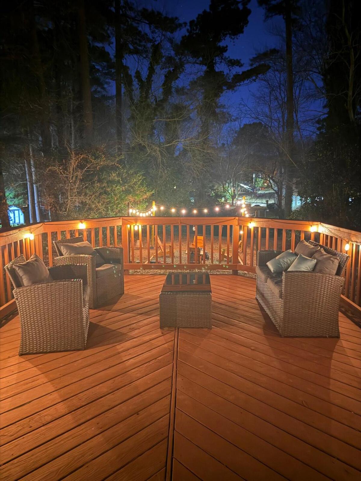 Spacious 4BR House Sleeps 9 Outdoor Lounge with Fire Pit plus Games