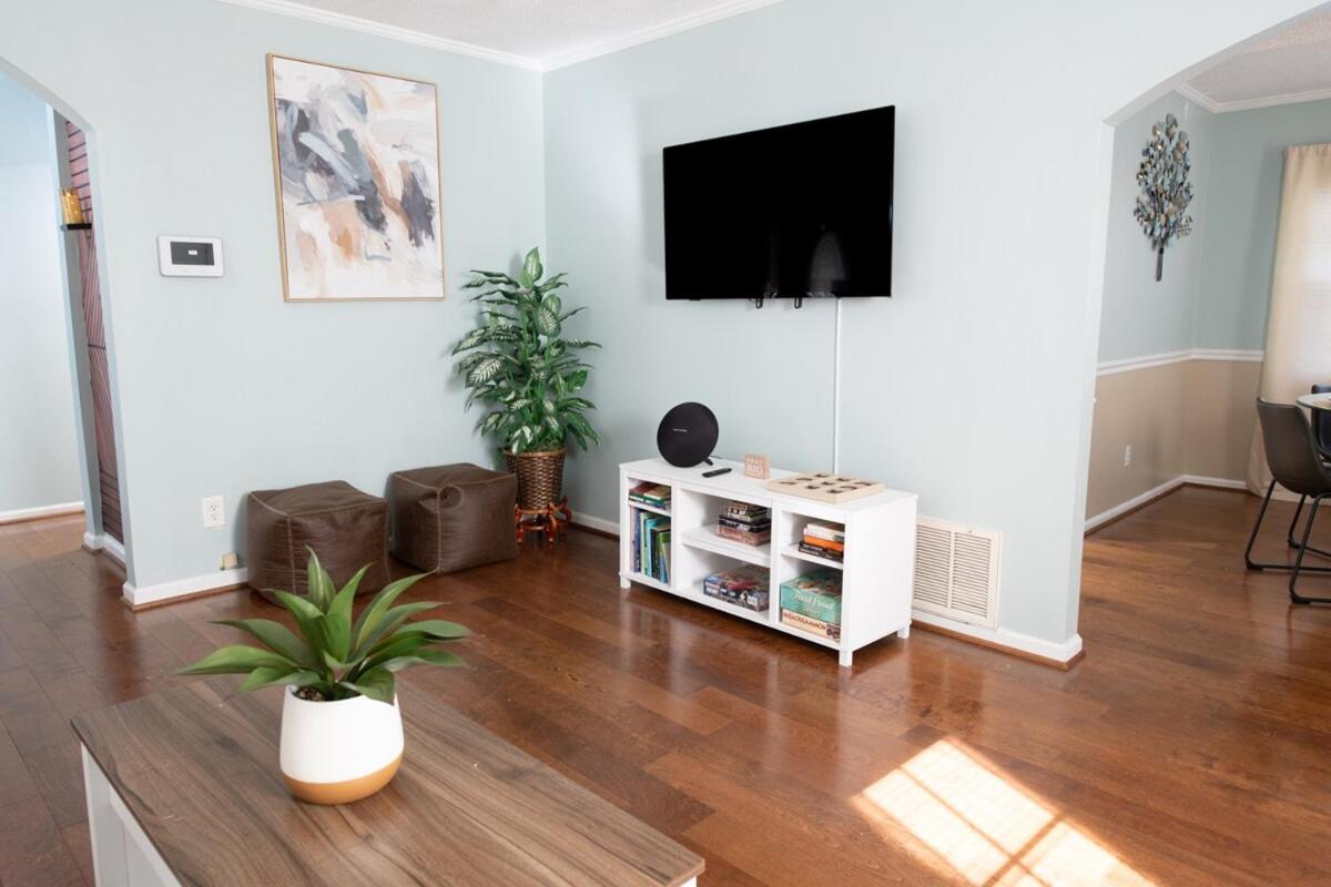 Spacious 4BR House Sleeps 9 Outdoor Lounge with Fire Pit plus Games