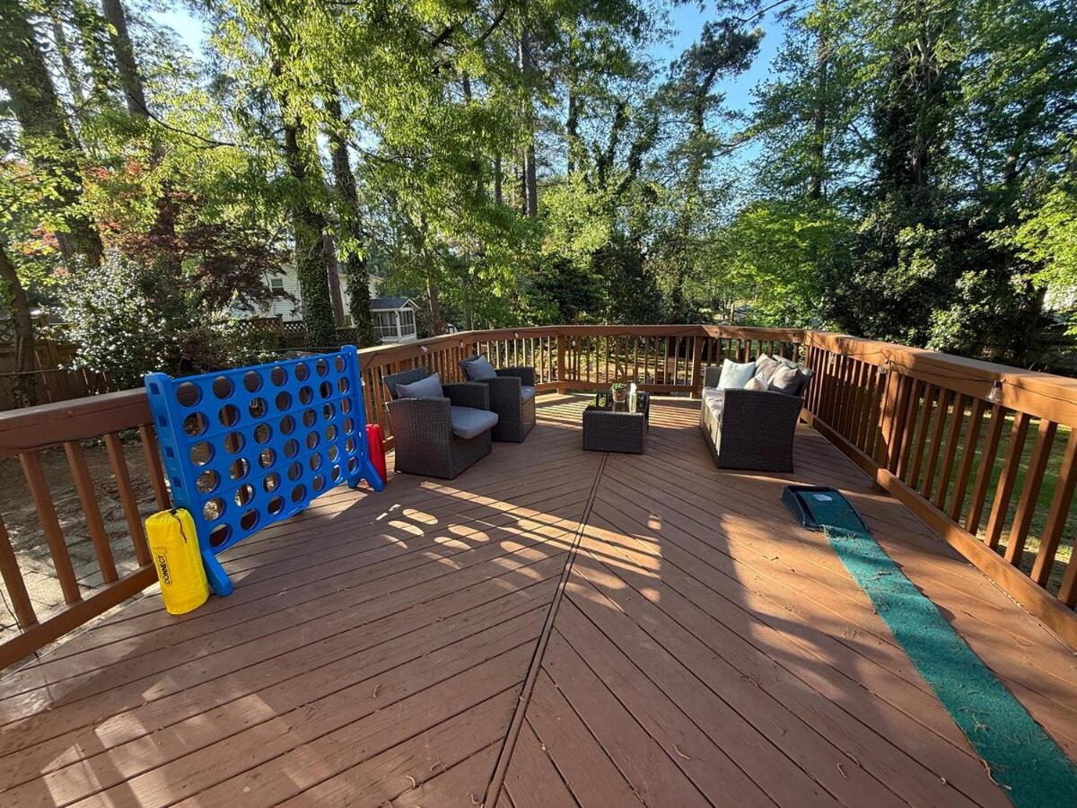 Spacious 4BR House Sleeps 9 Outdoor Lounge with Fire Pit plus Games