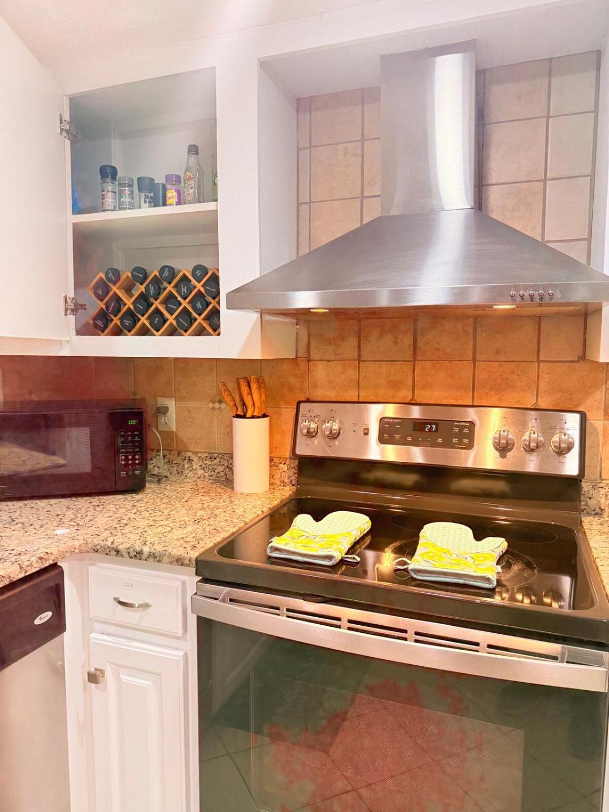 Spacious 4BR House Sleeps 9 Outdoor Lounge with Fire Pit plus Games