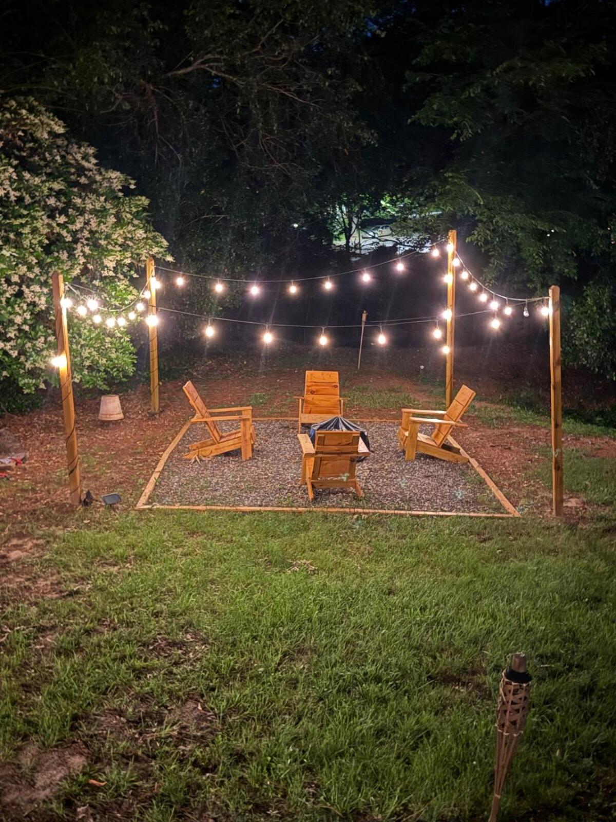 Spacious 4BR House Sleeps 9 Outdoor Lounge with Fire Pit plus Games