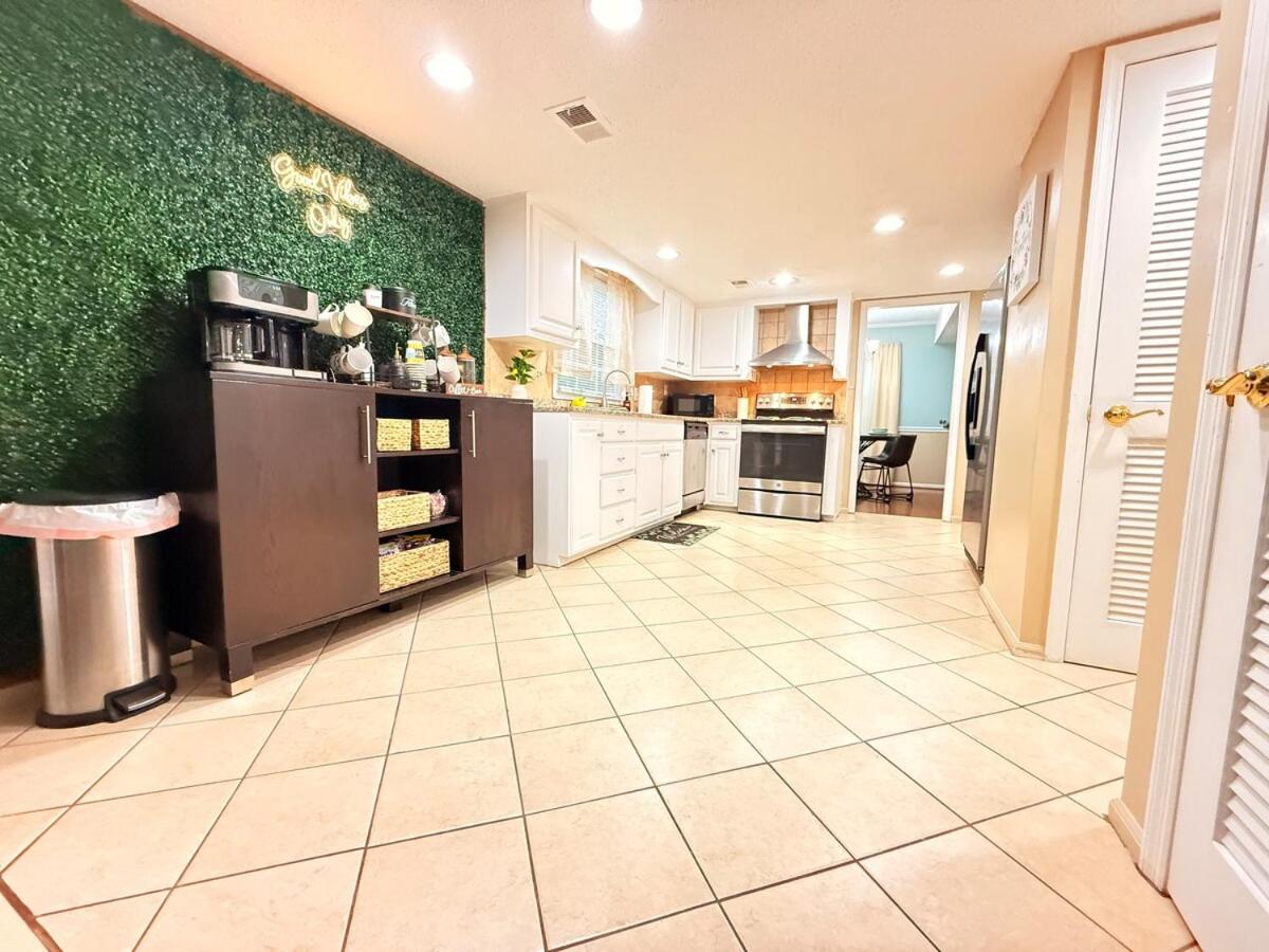 Spacious 4BR House Sleeps 9 Outdoor Lounge with Fire Pit plus Games