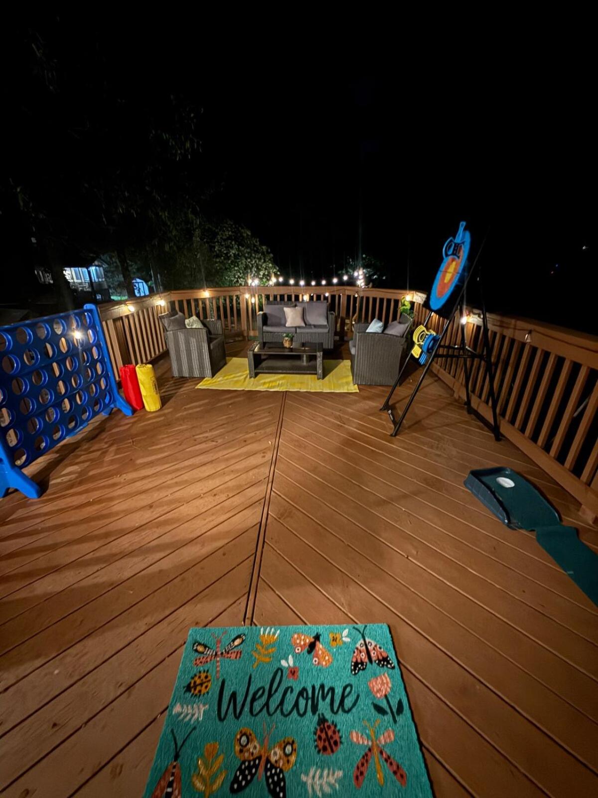 Spacious 4BR House Sleeps 9 Outdoor Lounge with Fire Pit plus Games