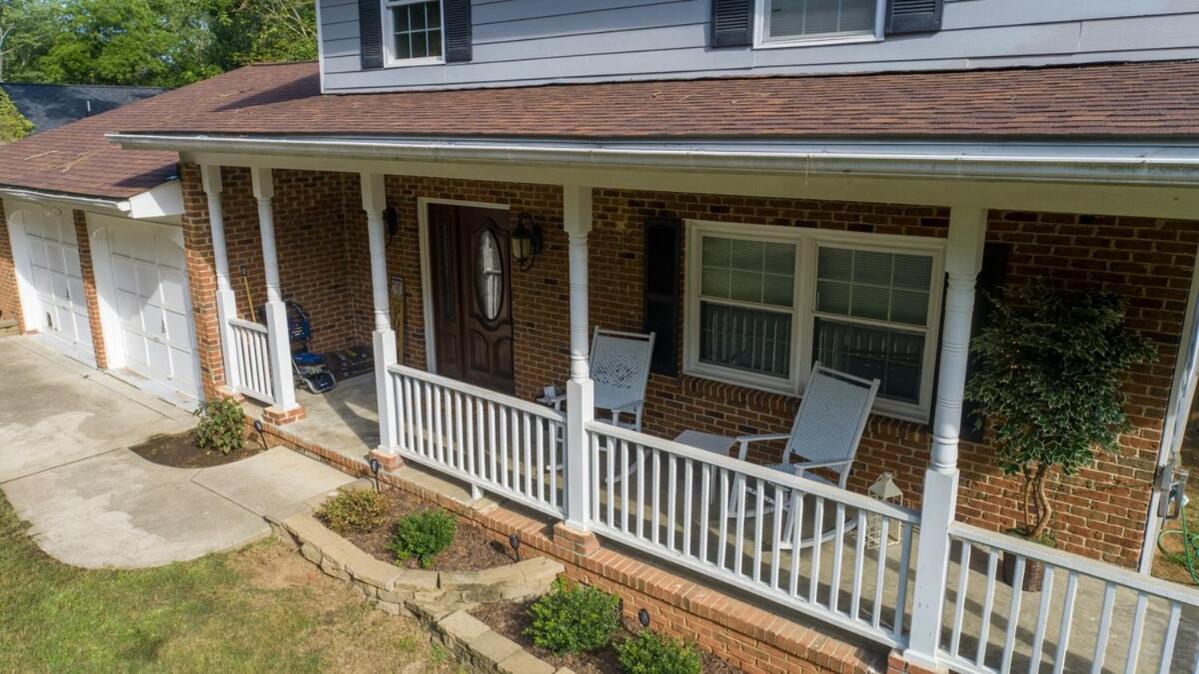 Spacious 4BR House Sleeps 9 Outdoor Lounge with Fire Pit plus Games