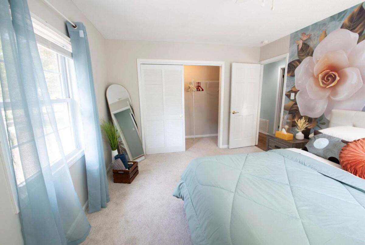 Spacious 4BR House Sleeps 9 Outdoor Lounge with Fire Pit plus Games