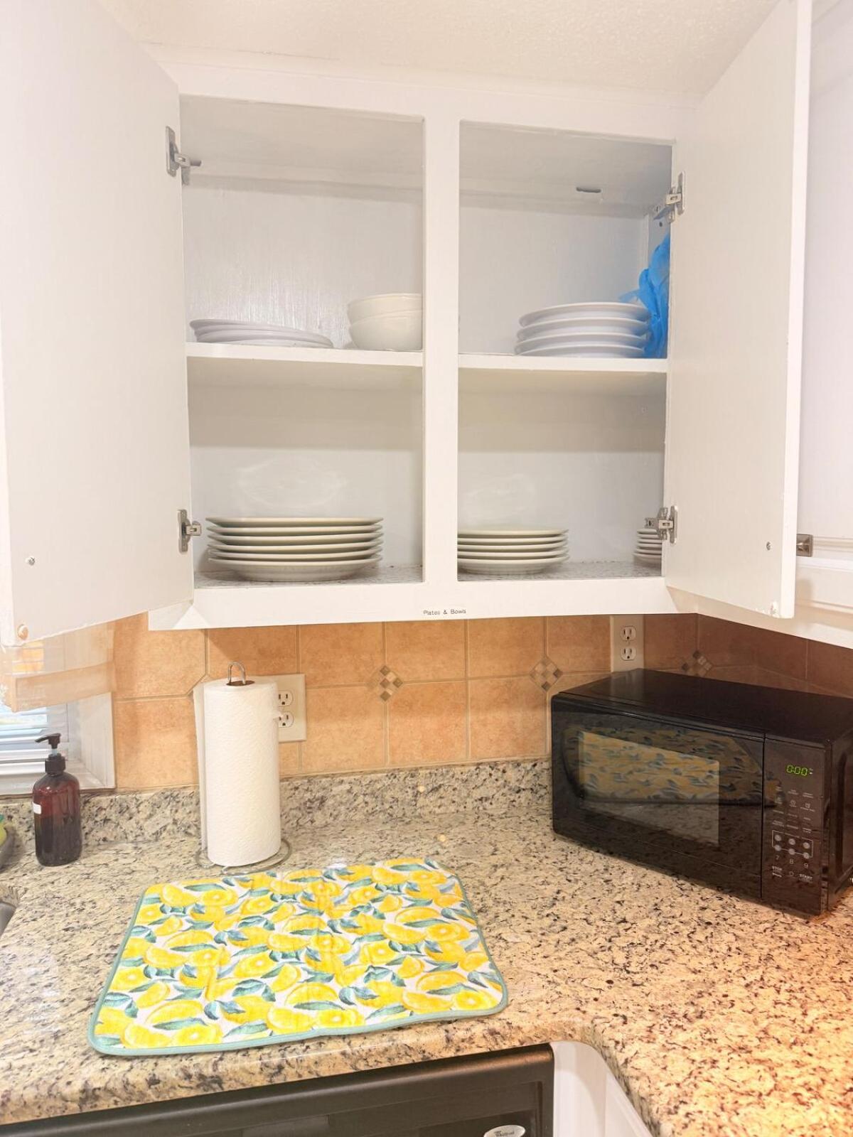 Spacious 4BR House Sleeps 9 Outdoor Lounge with Fire Pit plus Games