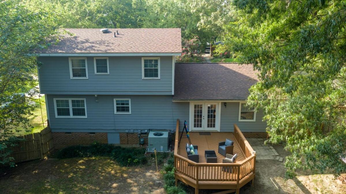 Spacious 4BR House Sleeps 9 Outdoor Lounge with Fire Pit plus Games