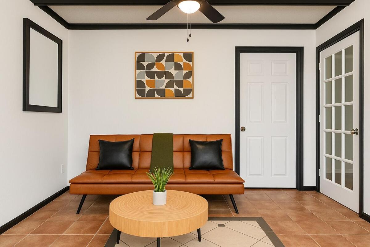 Spacious 4BR House Sleeps 9 Outdoor Lounge with Fire Pit plus Games