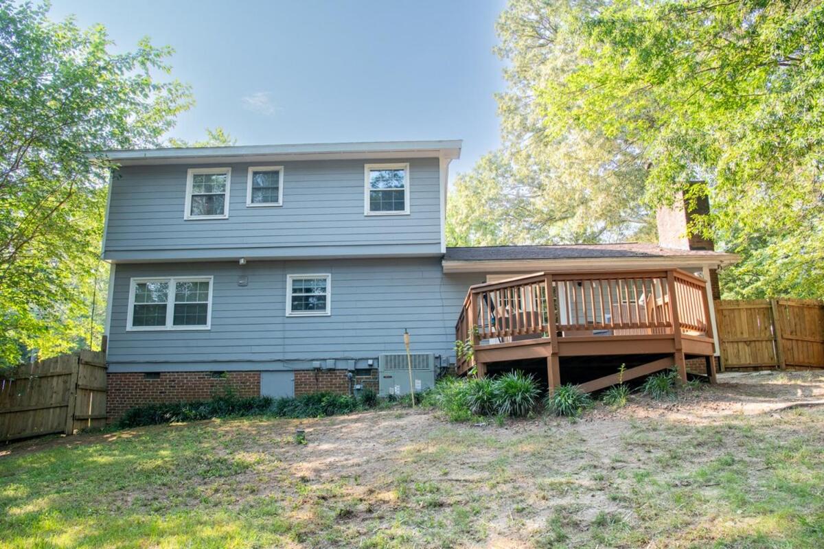 Spacious 4BR House Sleeps 9 Outdoor Lounge with Fire Pit plus Games