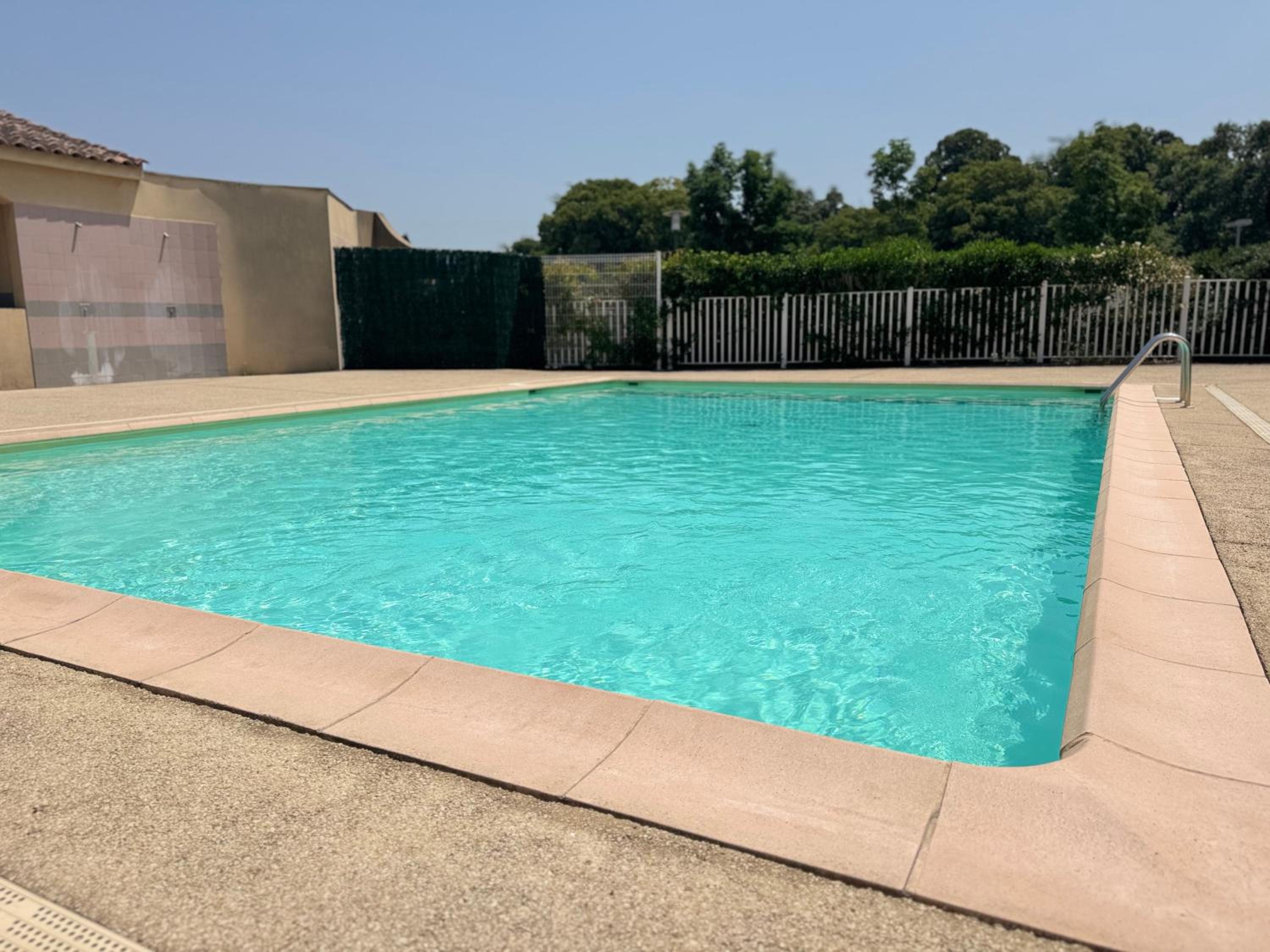LA PROVENCE - stylish & spacious apartment with pool & private parking near Avignon, TRAVELLER AWARD 2026