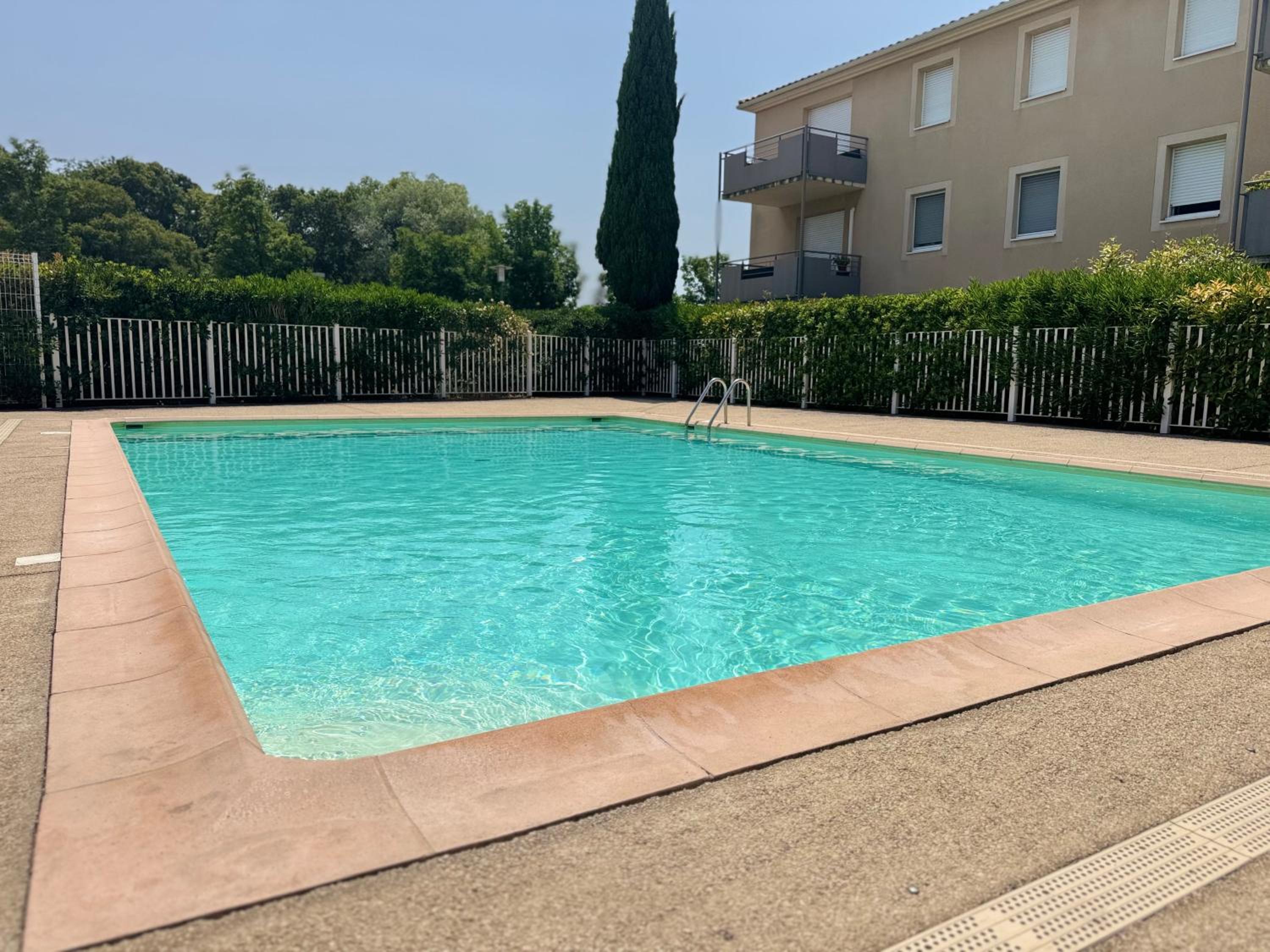LA PROVENCE - stylish & spacious apartment with pool & private parking near Avignon, TRAVELLER AWARD 2026