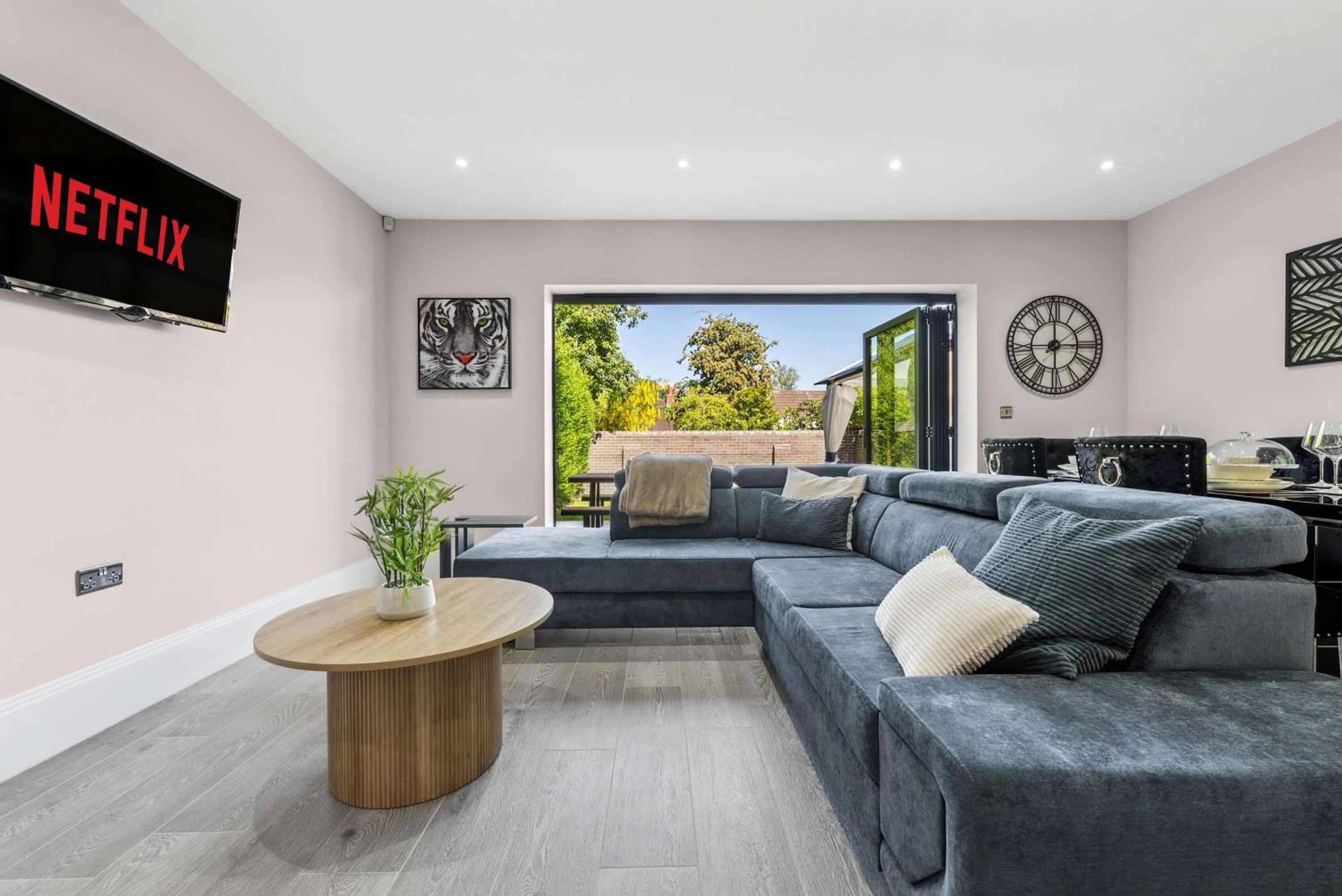 Spacious 3BR Home Hot Tub + Smart TV