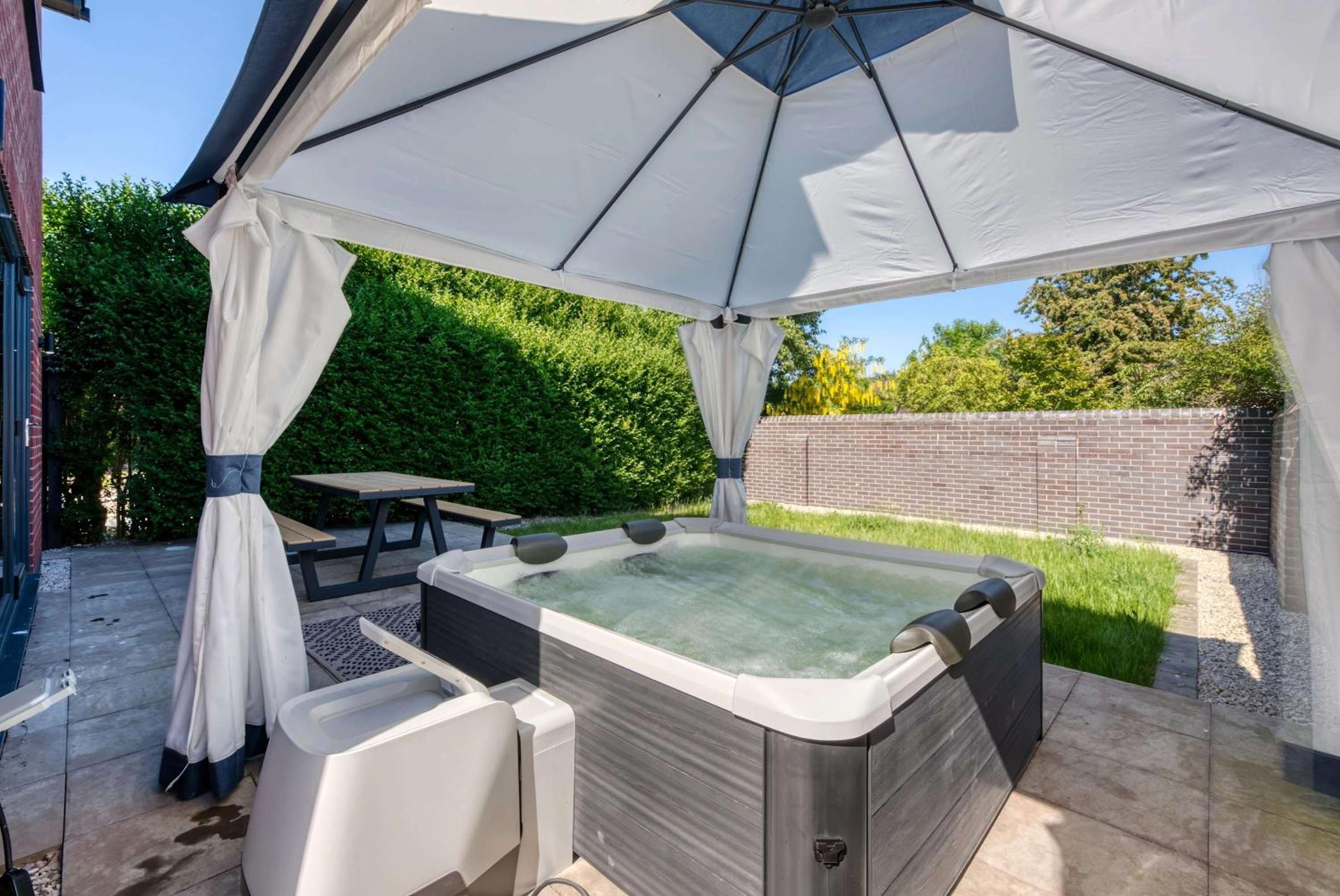 Spacious 3BR Home Hot Tub + Smart TV