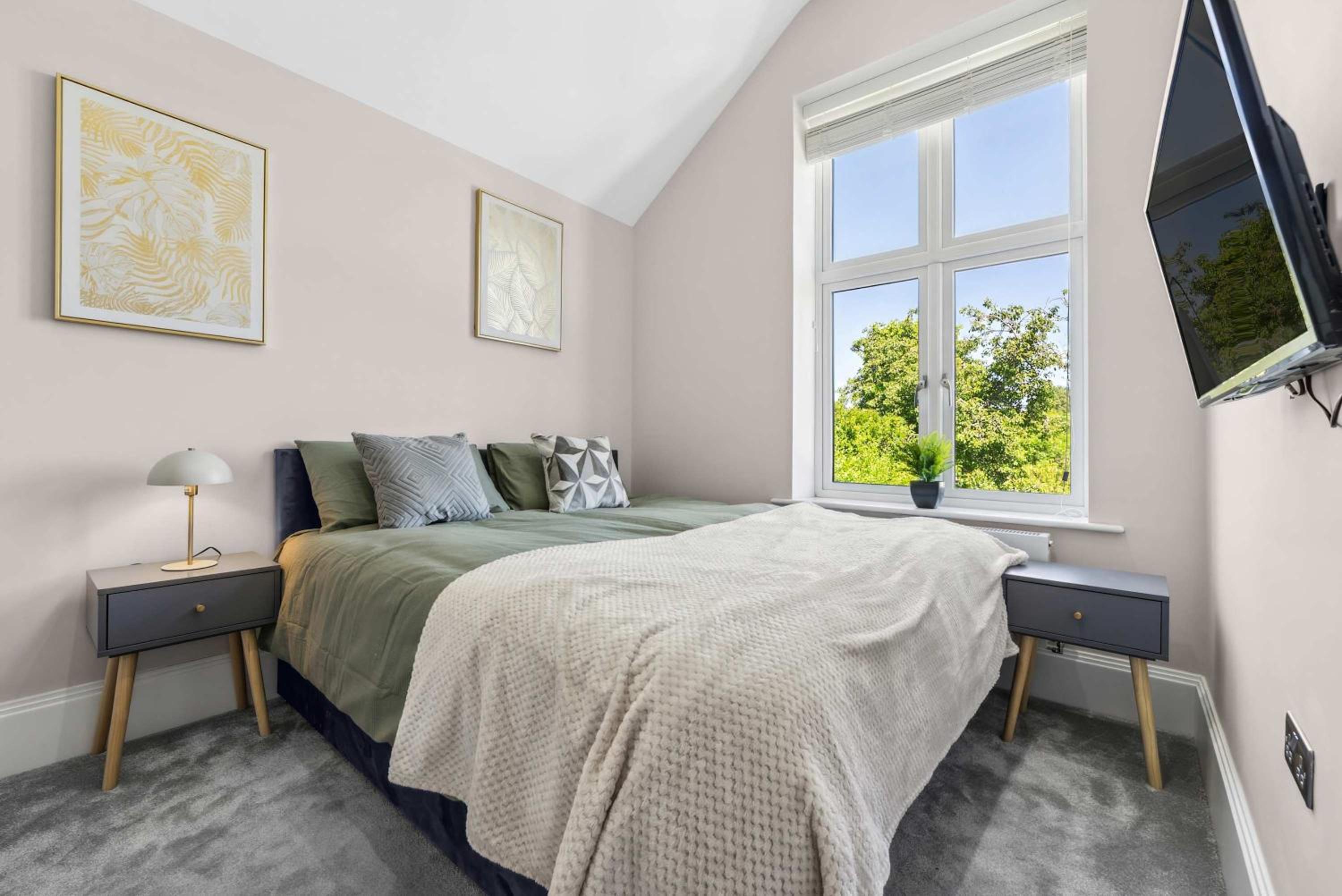 Spacious 3BR Home Hot Tub + Smart TV