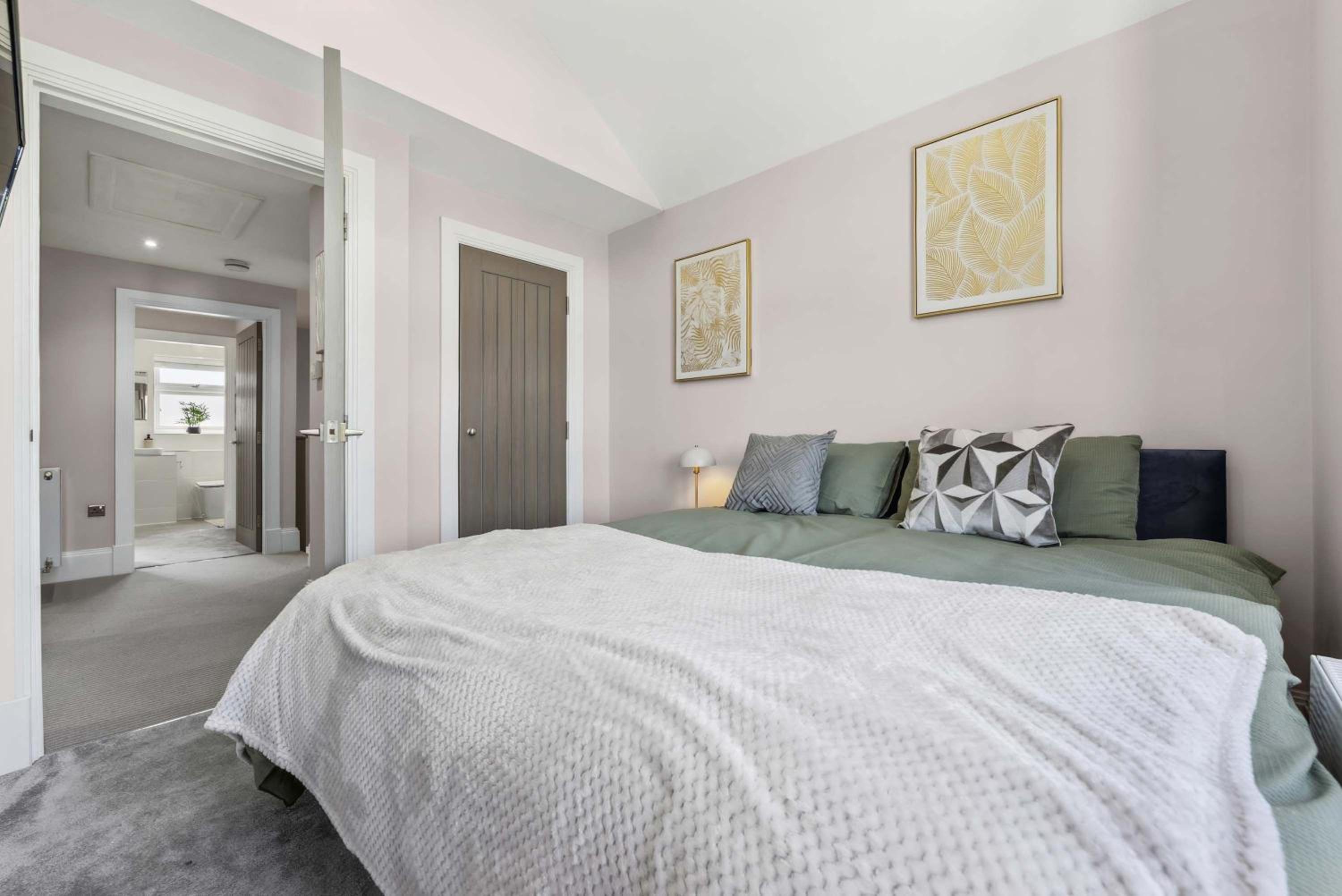 Spacious 3BR Home Hot Tub + Smart TV