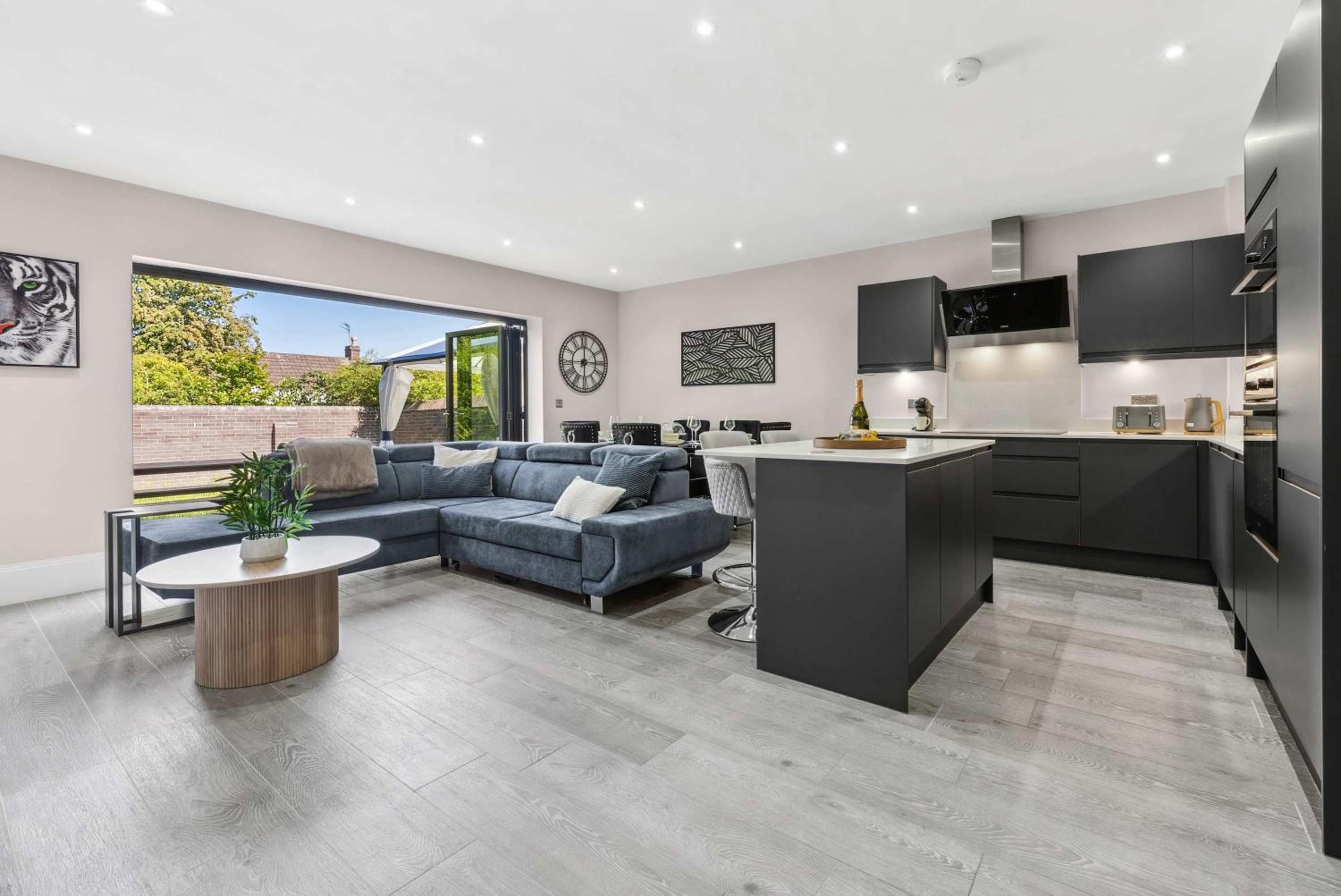 Spacious 3BR Home Hot Tub + Smart TV