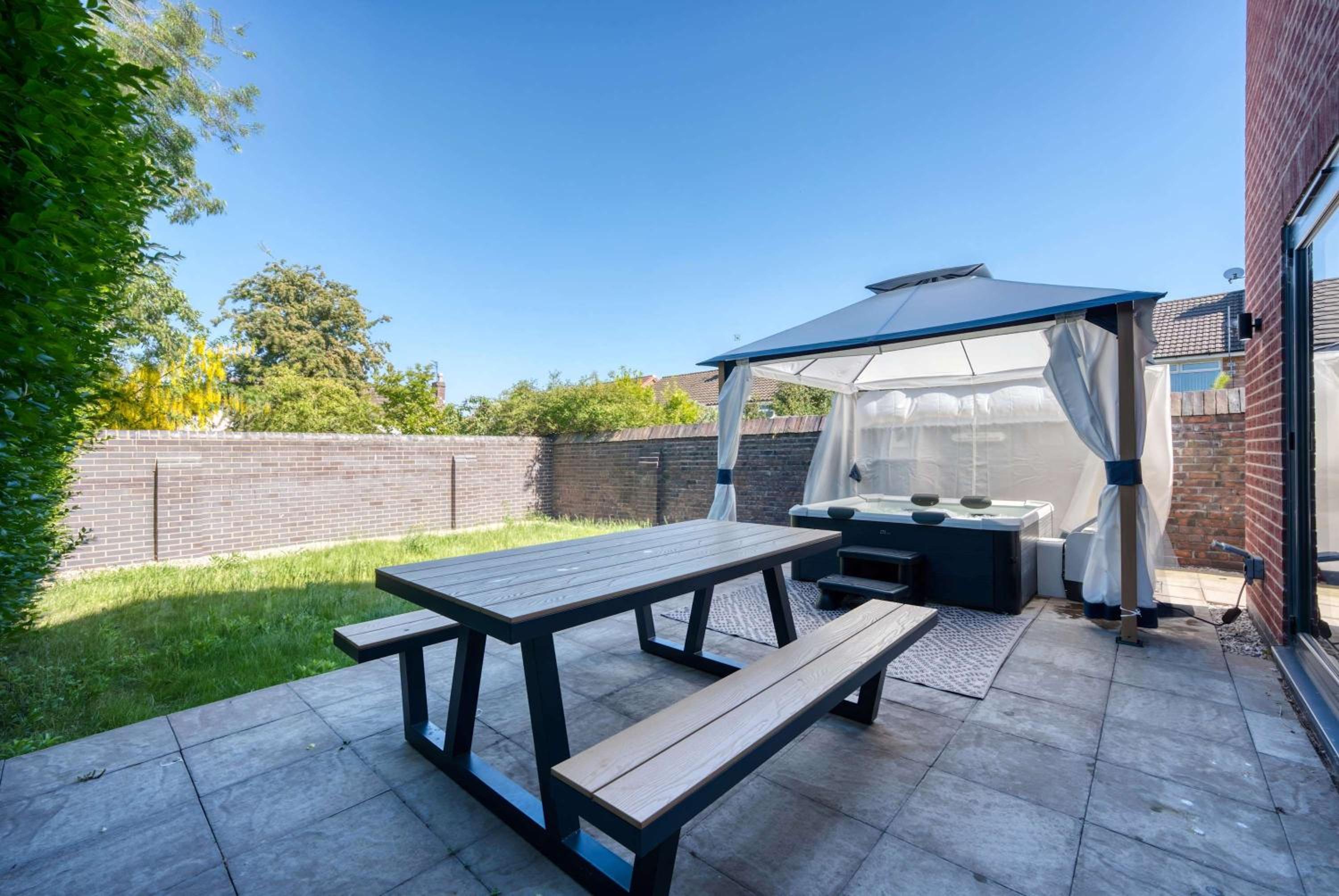 Spacious 3BR Home Hot Tub + Smart TV
