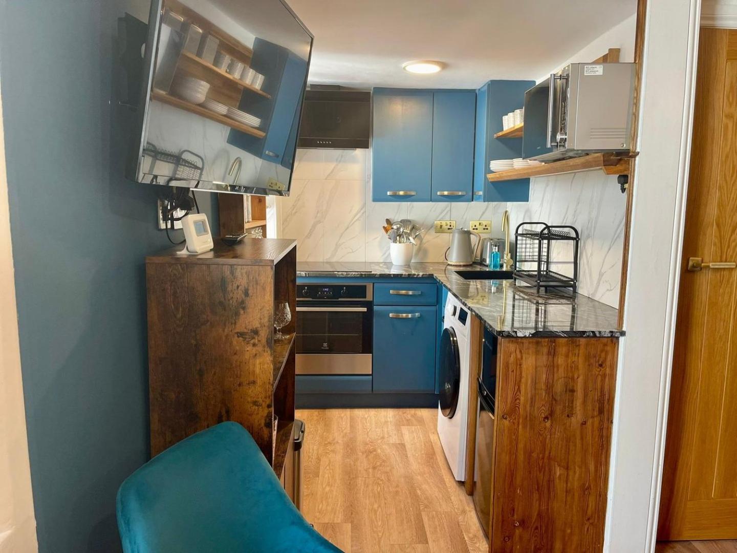 Retro Waves Retreat – A Stylish and Vibrant Getaway in Central Brighton