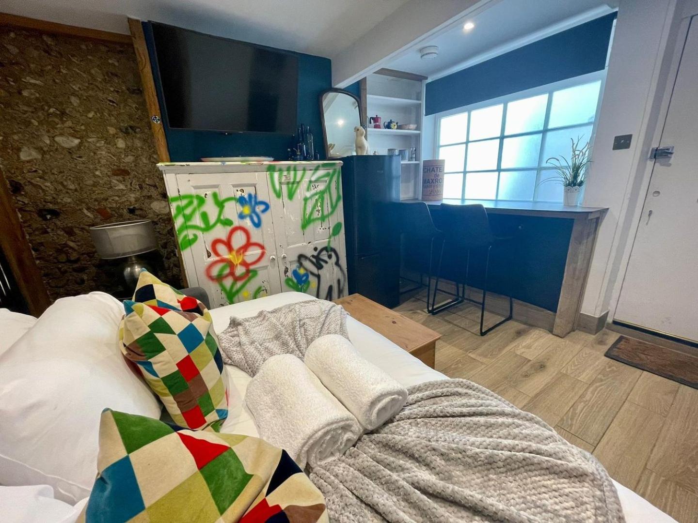 Retro Waves Retreat – A Stylish and Vibrant Getaway in Central Brighton