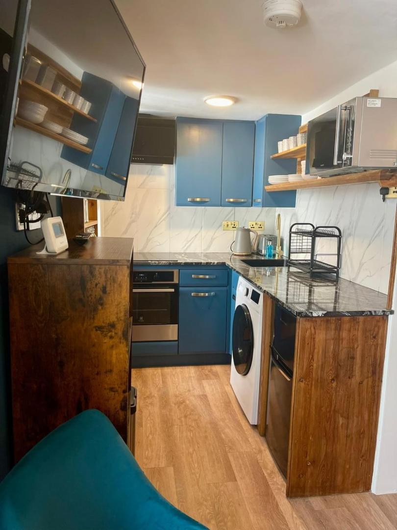 Retro Waves Retreat – A Stylish and Vibrant Getaway in Central Brighton