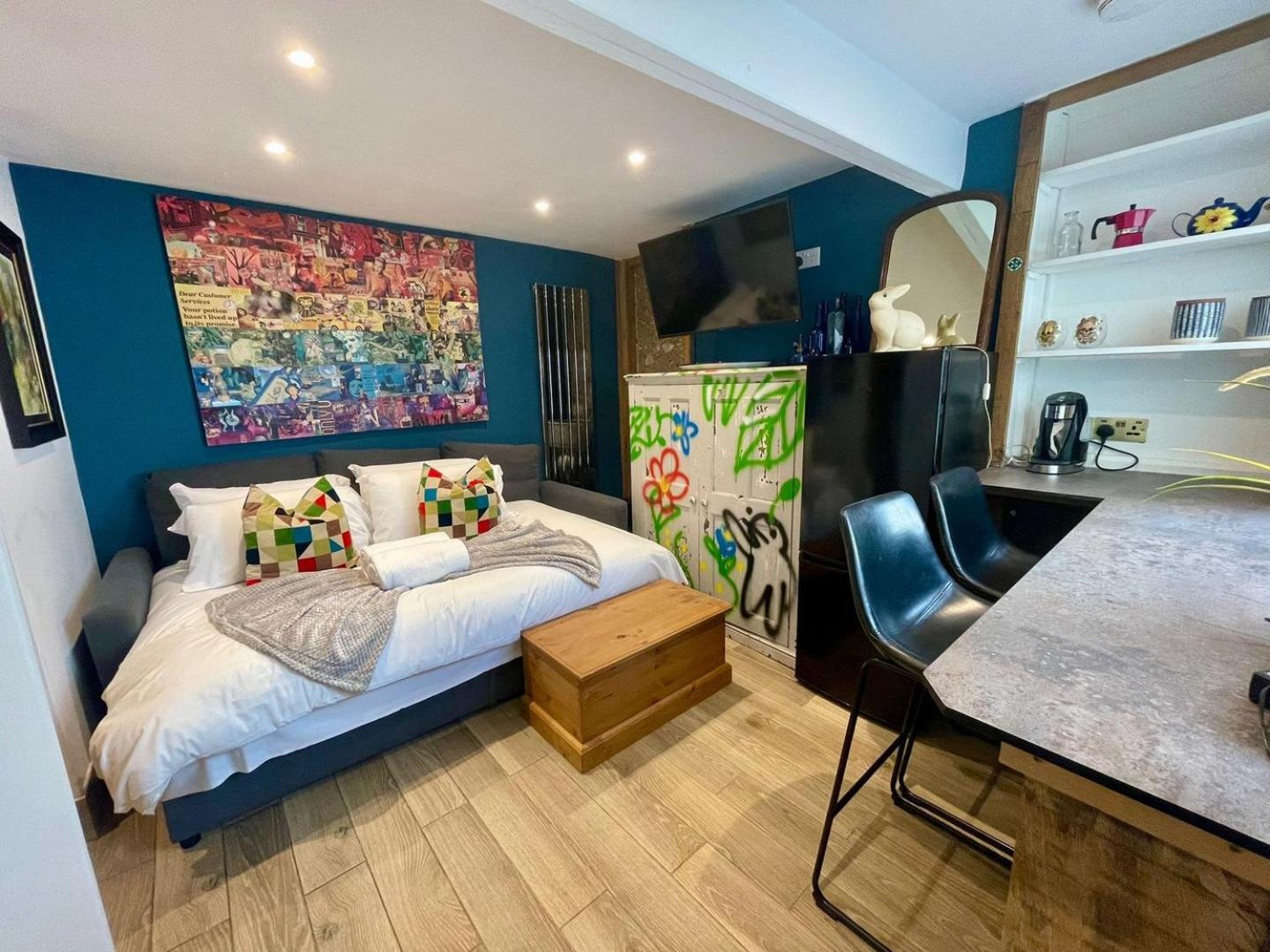 Retro Waves Retreat – A Stylish and Vibrant Getaway in Central Brighton