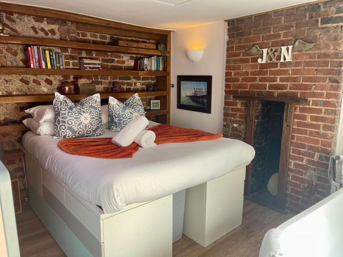 Retro Waves Retreat – A Stylish and Vibrant Getaway in Central Brighton