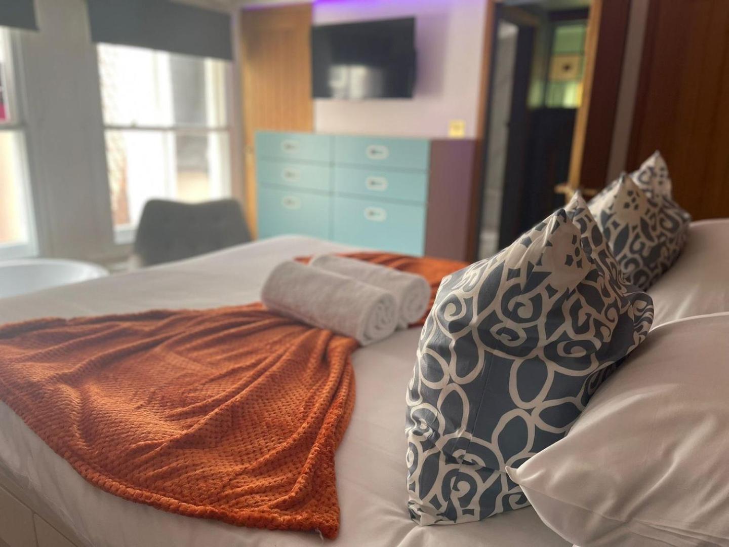 Retro Waves Retreat – A Stylish and Vibrant Getaway in Central Brighton
