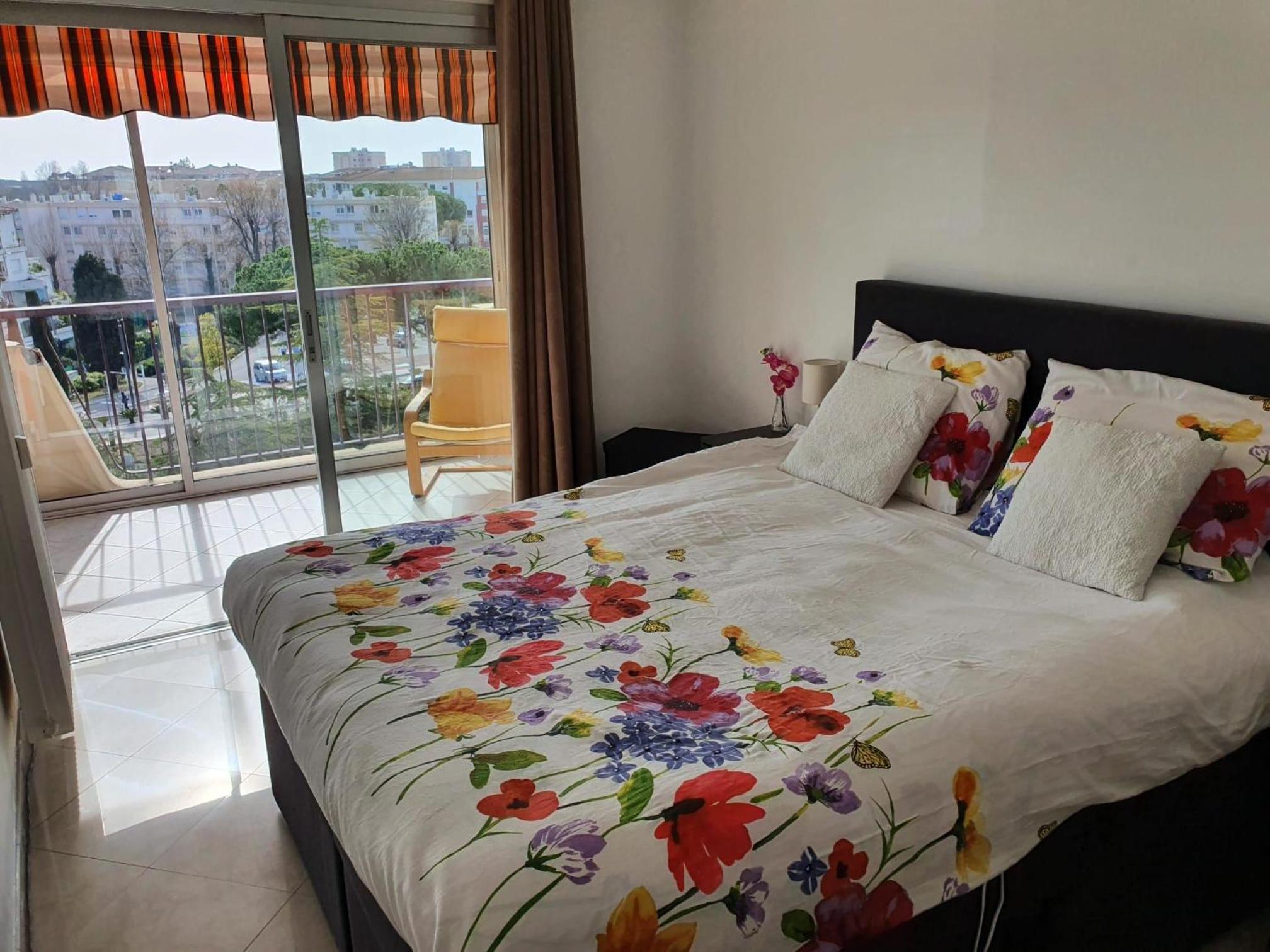 2 bedroom apartment in a secure residence in Mandelieu with a shared pool and close to the center - 2301