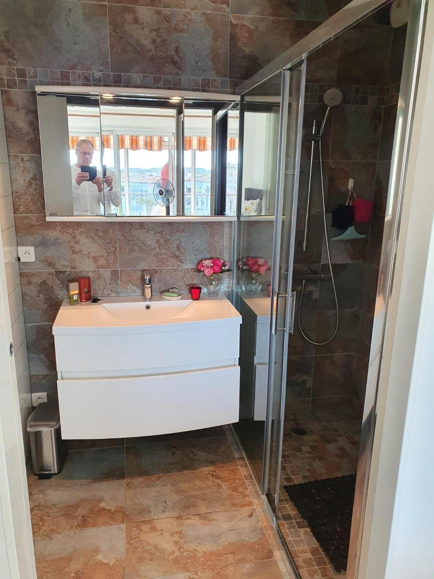 2 bedroom apartment in a secure residence in Mandelieu with a shared pool and close to the center - 2301