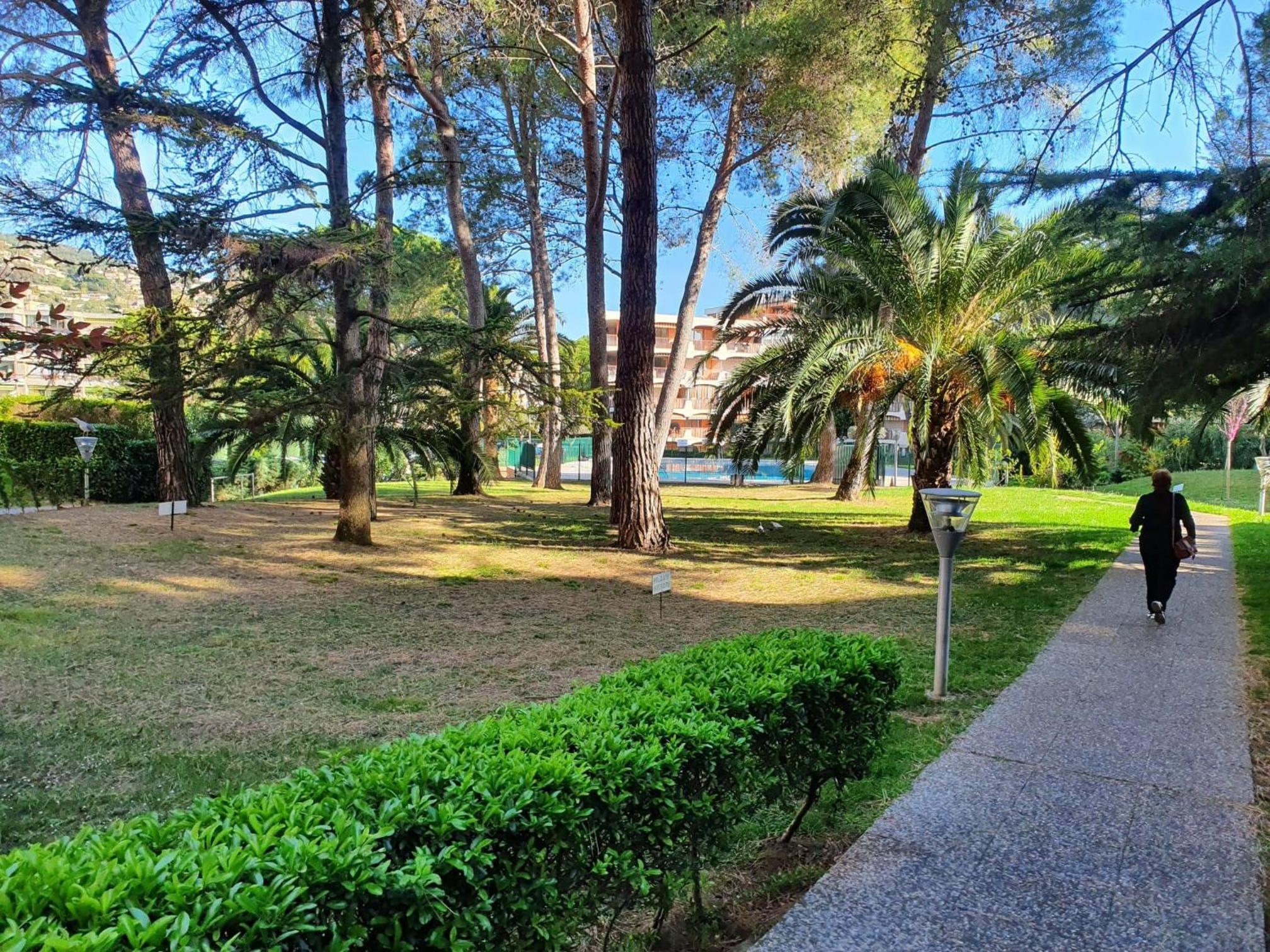 2 bedroom apartment in a secure residence in Mandelieu with a shared pool and close to the center - 2301