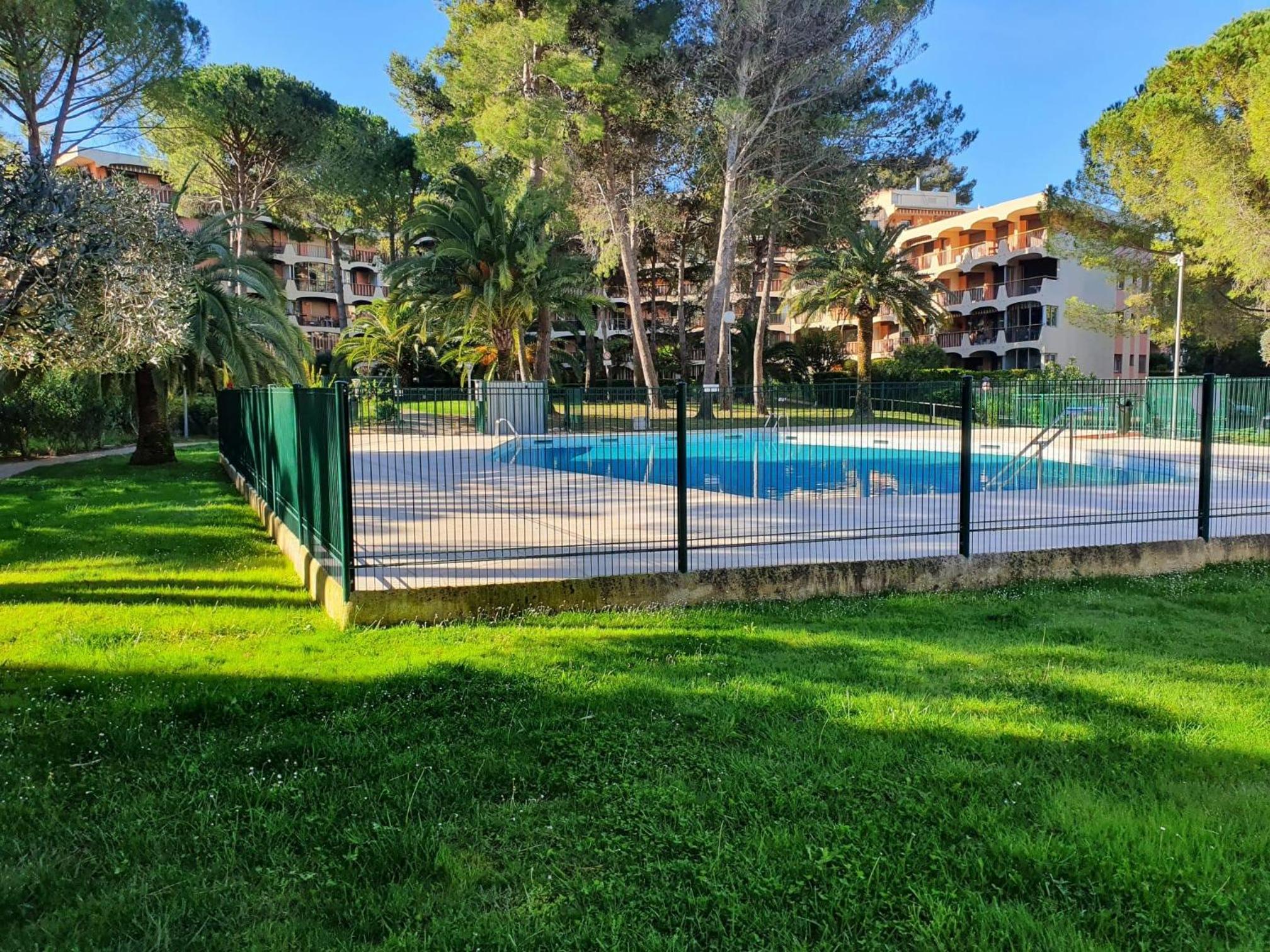 2 bedroom apartment in a secure residence in Mandelieu with a shared pool and close to the center - 2301