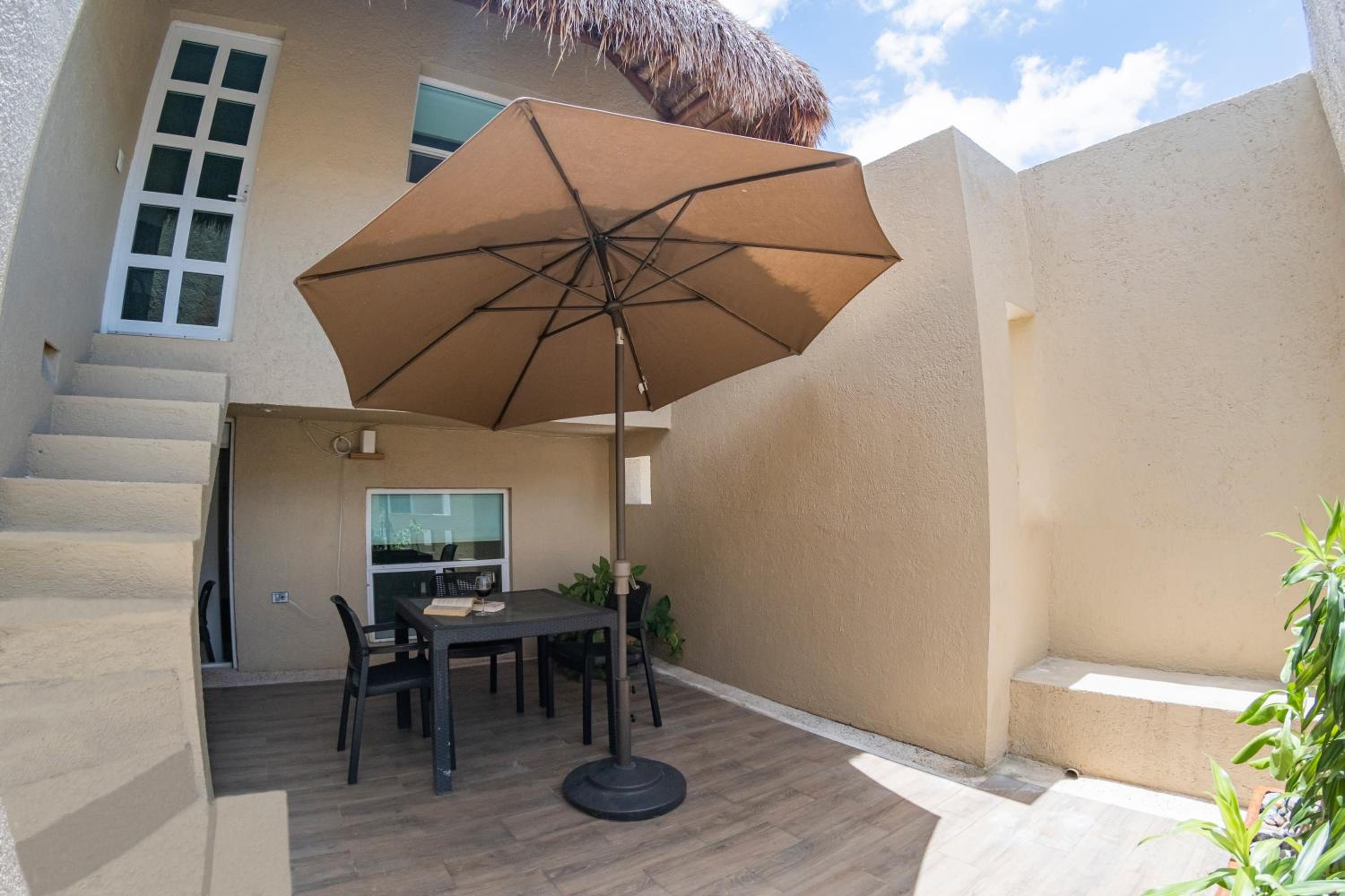 Amazing Complex Near 5th Avenue by Andiani Travel