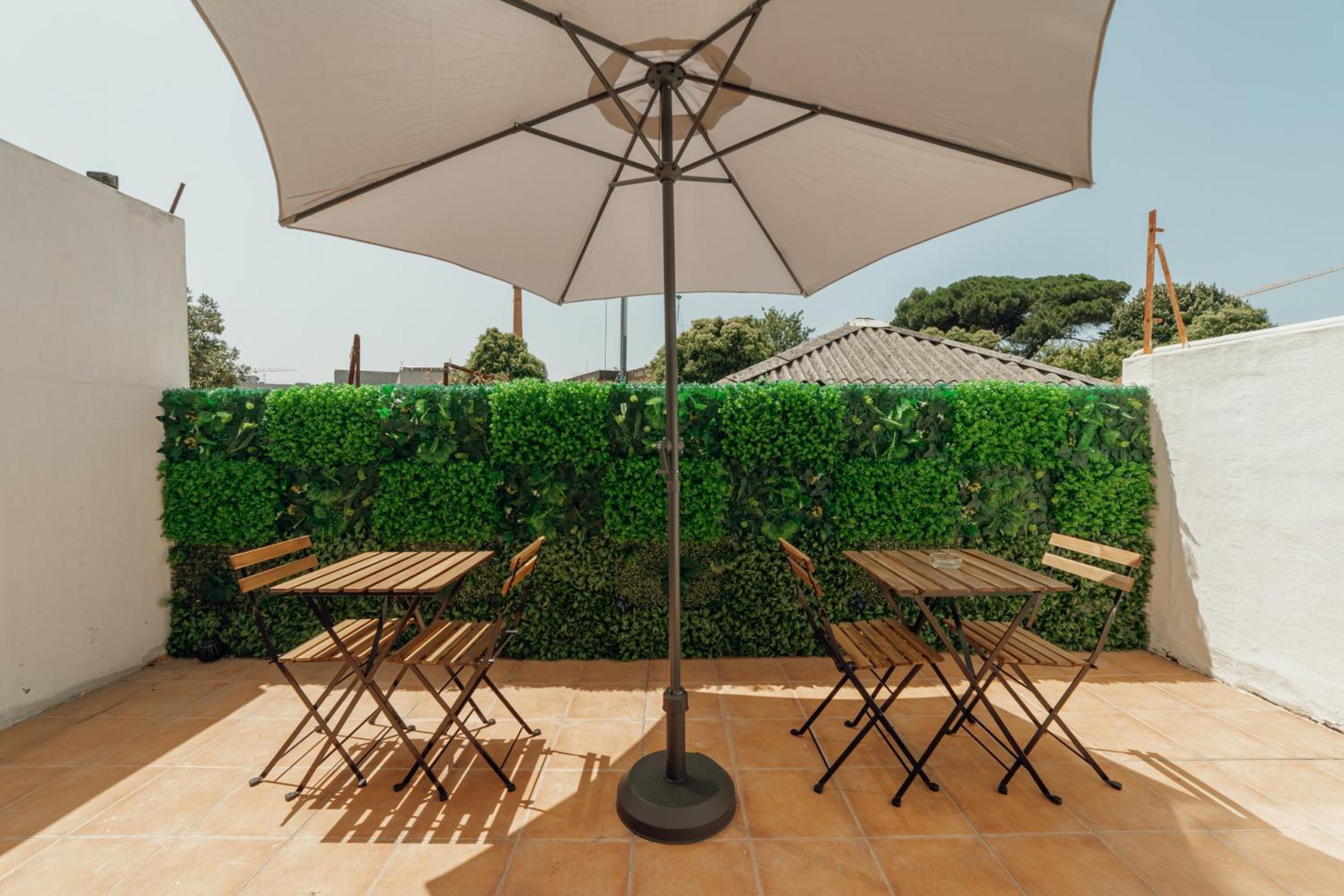 Cedofeita Terrace by Hosty
