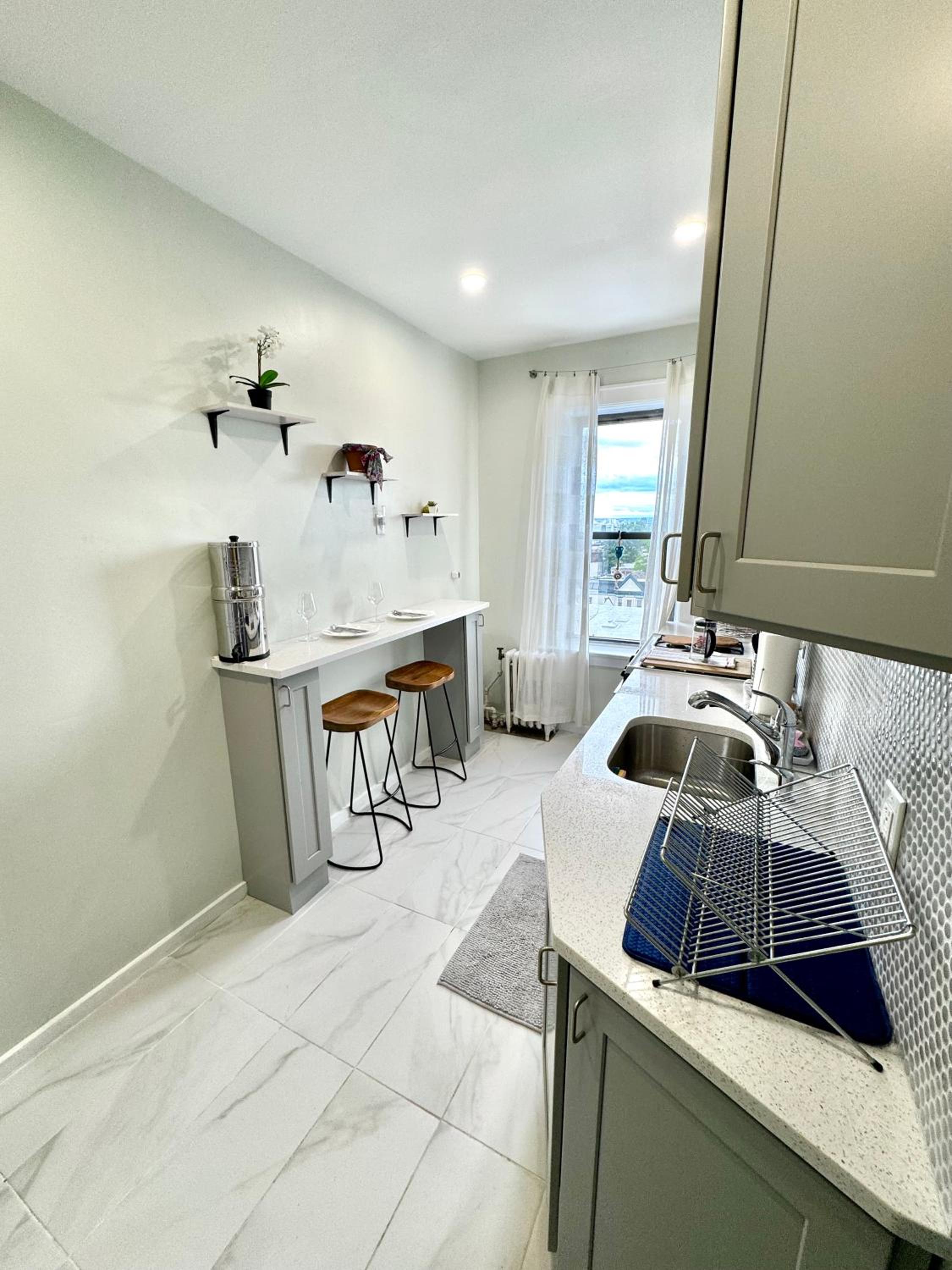 Sunny Jersey City 1BR, 25 min to NYC, 15min to EWR, King Bed, Hammock & Park Views