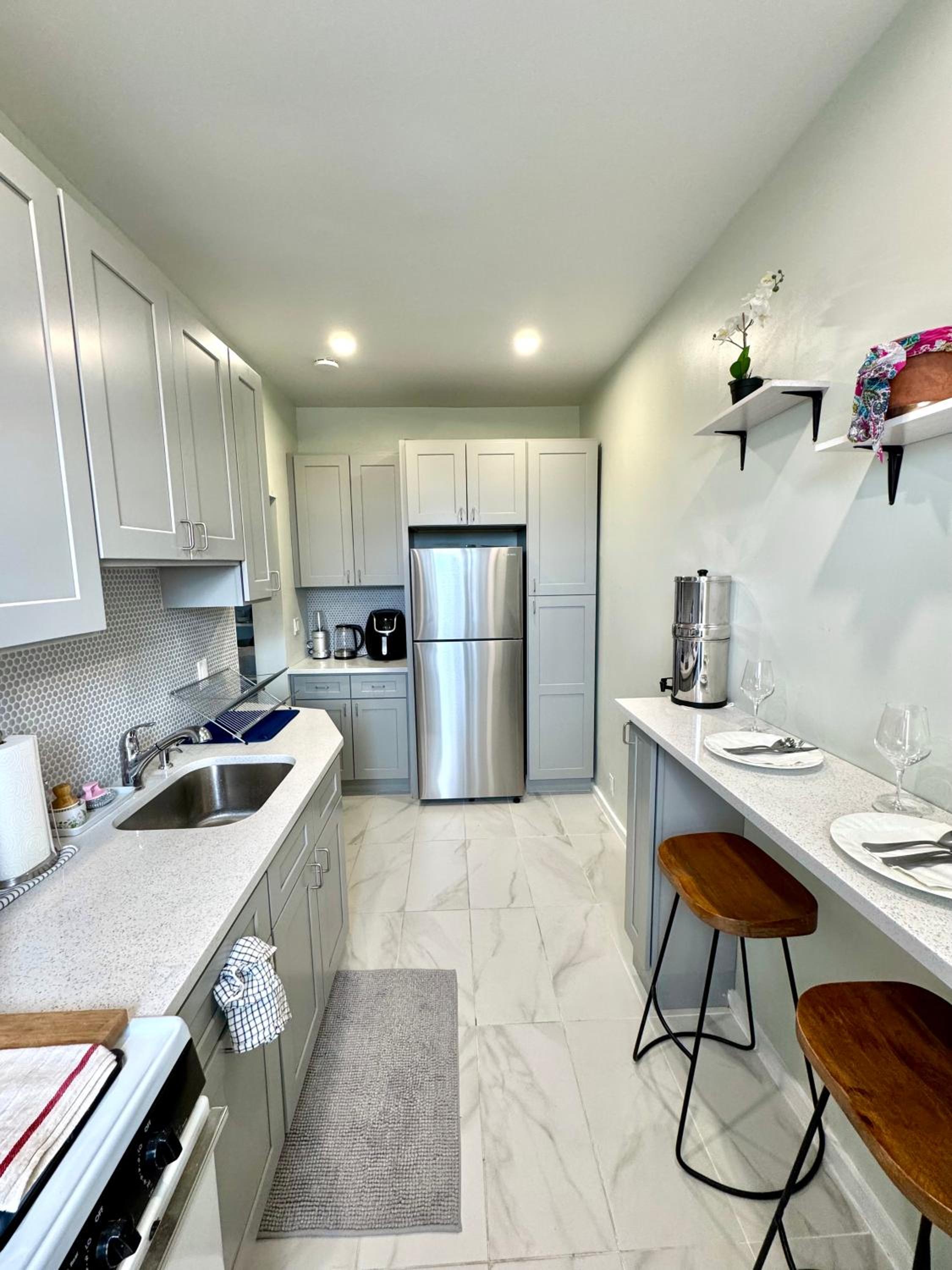 Sunny Jersey City 1BR, 25 min to NYC, 15min to EWR, King Bed, Hammock & Park Views