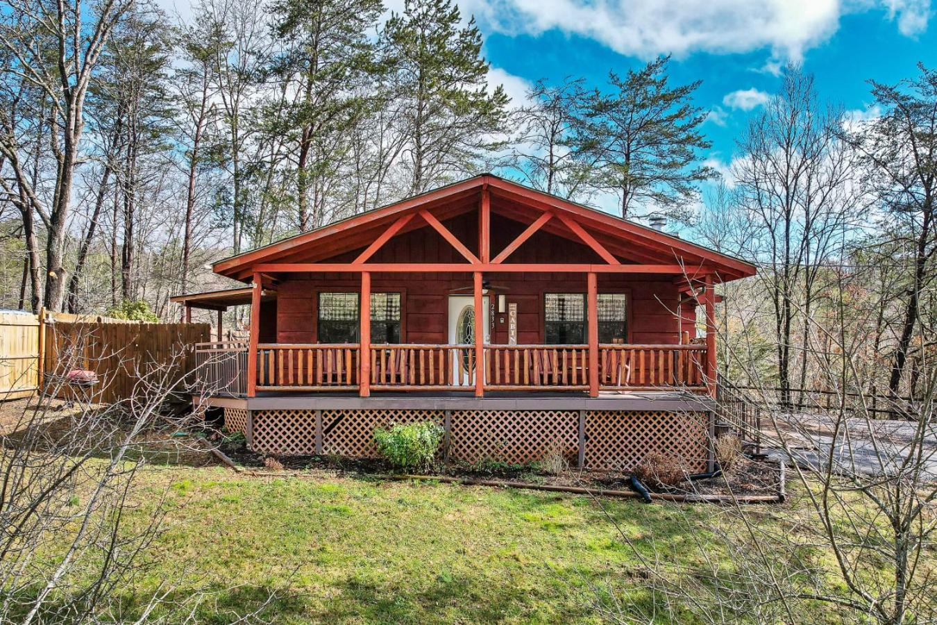 Little Bears Cabin Hot Tub Fireplace Grill