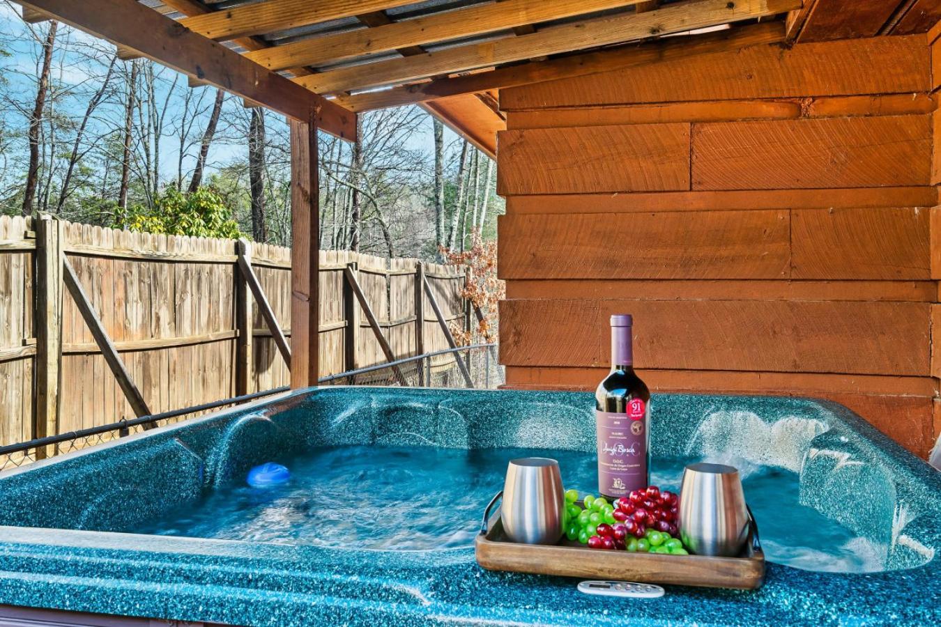 Little Bears Cabin Hot Tub Fireplace Grill