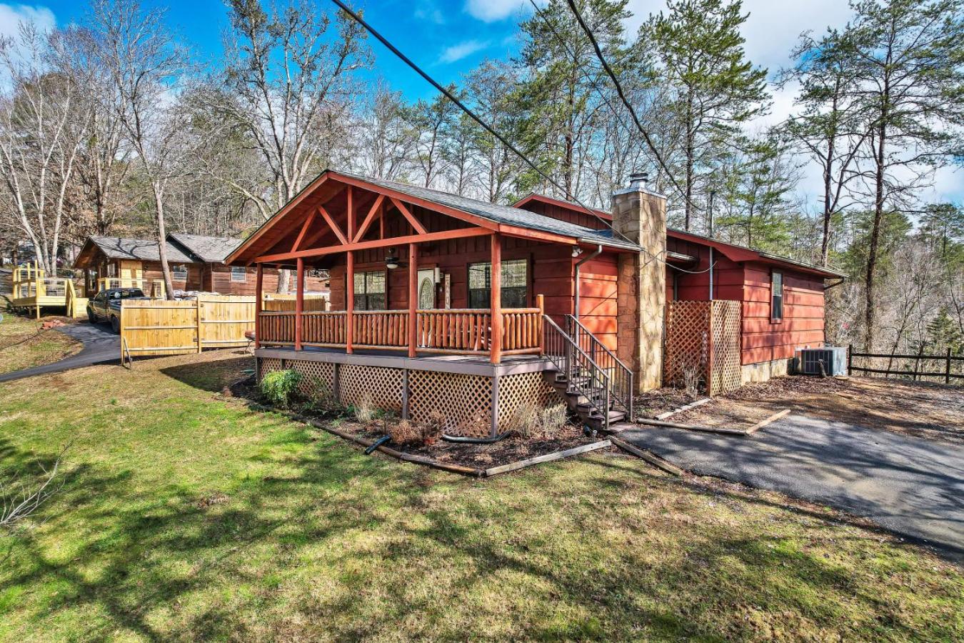 Little Bears Cabin Hot Tub Fireplace Grill