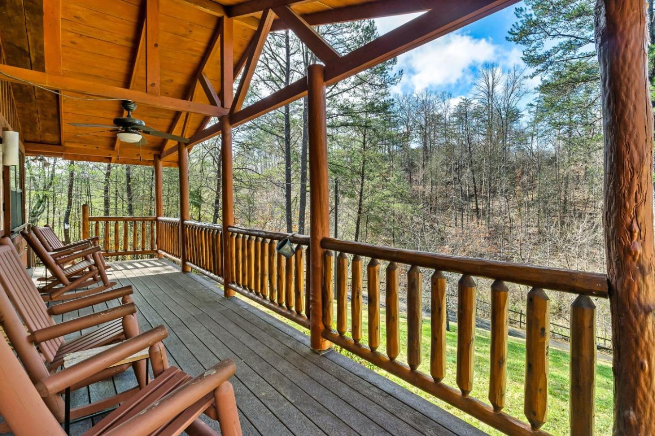 Little Bears Cabin Hot Tub Fireplace Grill