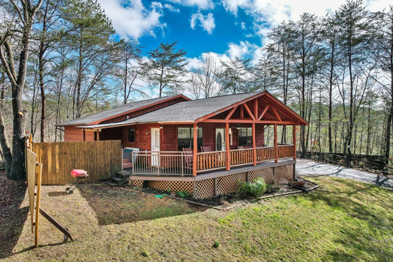 Little Bears Cabin Hot Tub Fireplace Grill