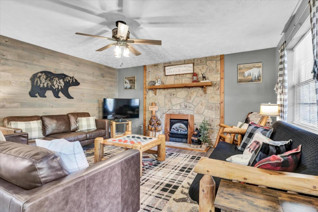 Little Bears Cabin Hot Tub Fireplace Grill