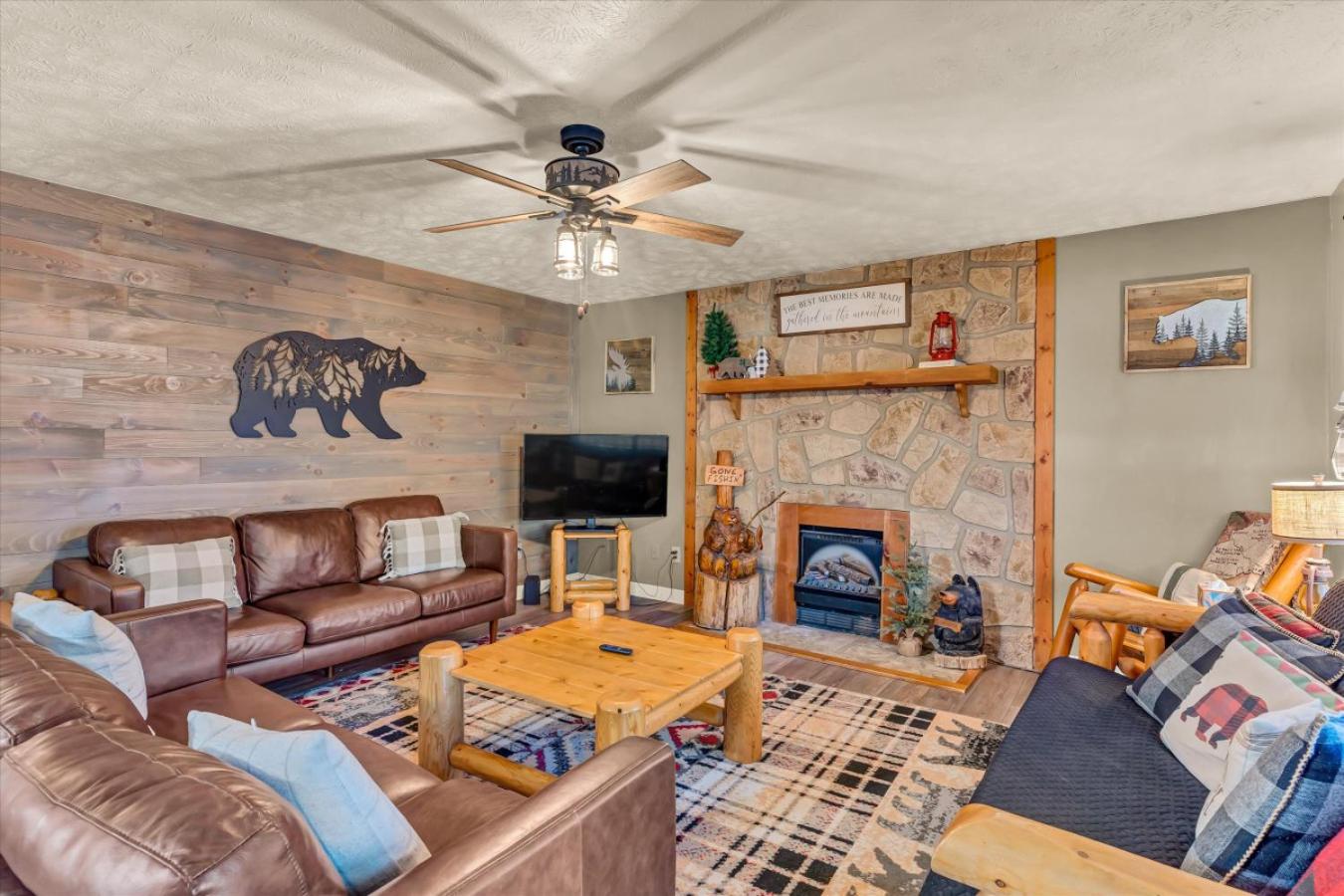Little Bears Cabin Hot Tub Fireplace Grill