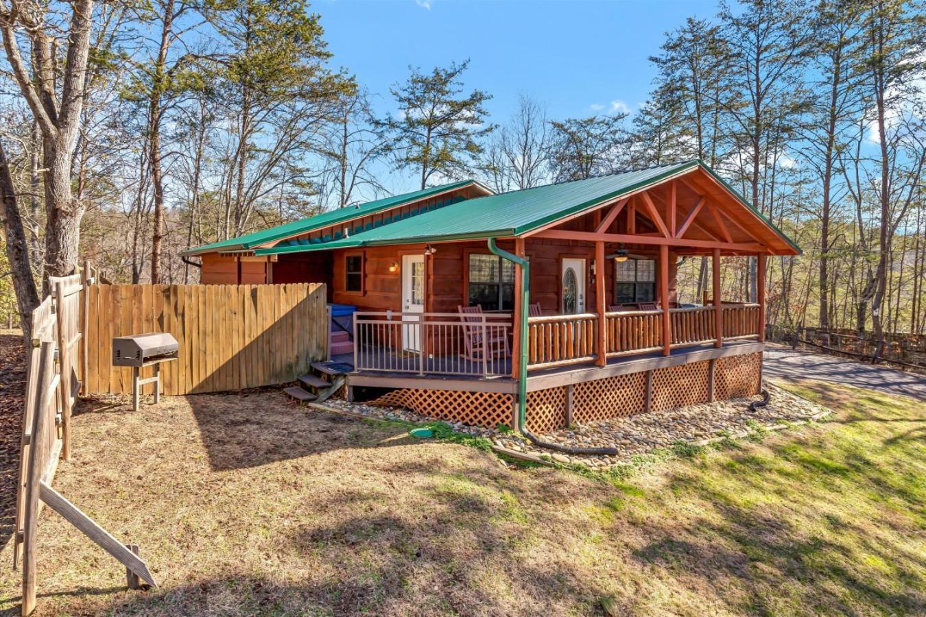 Little Bears Cabin Hot Tub Fireplace Grill