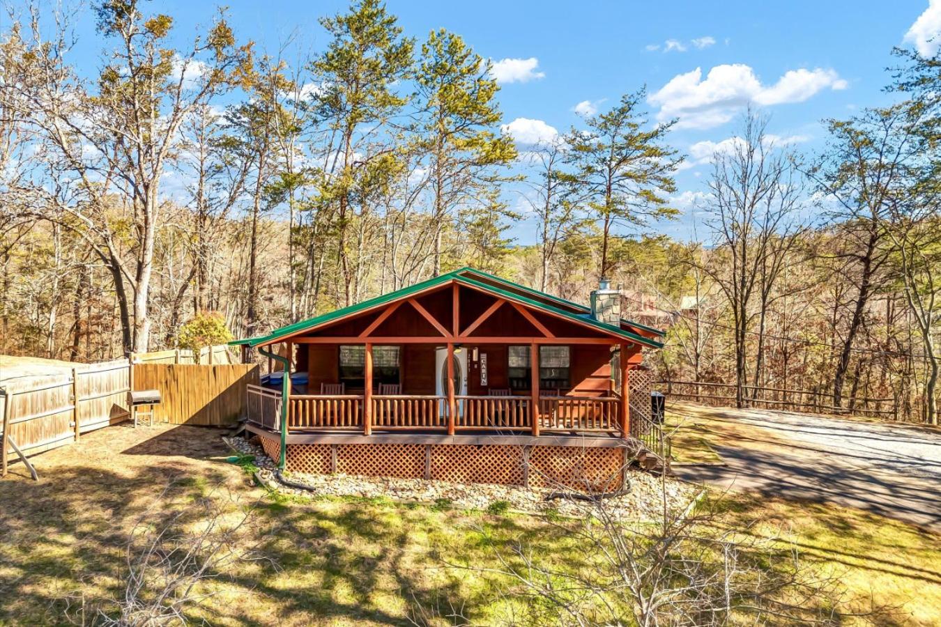 Little Bears Cabin Hot Tub Fireplace Grill