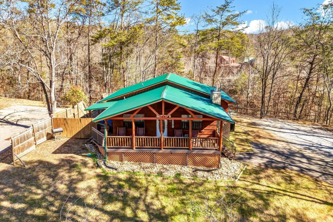Little Bears Cabin Hot Tub Fireplace Grill