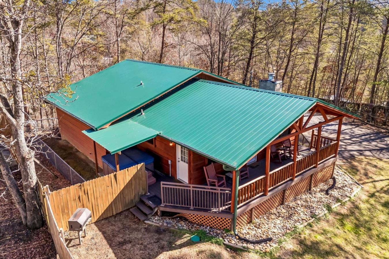 Little Bears Cabin Hot Tub Fireplace Grill