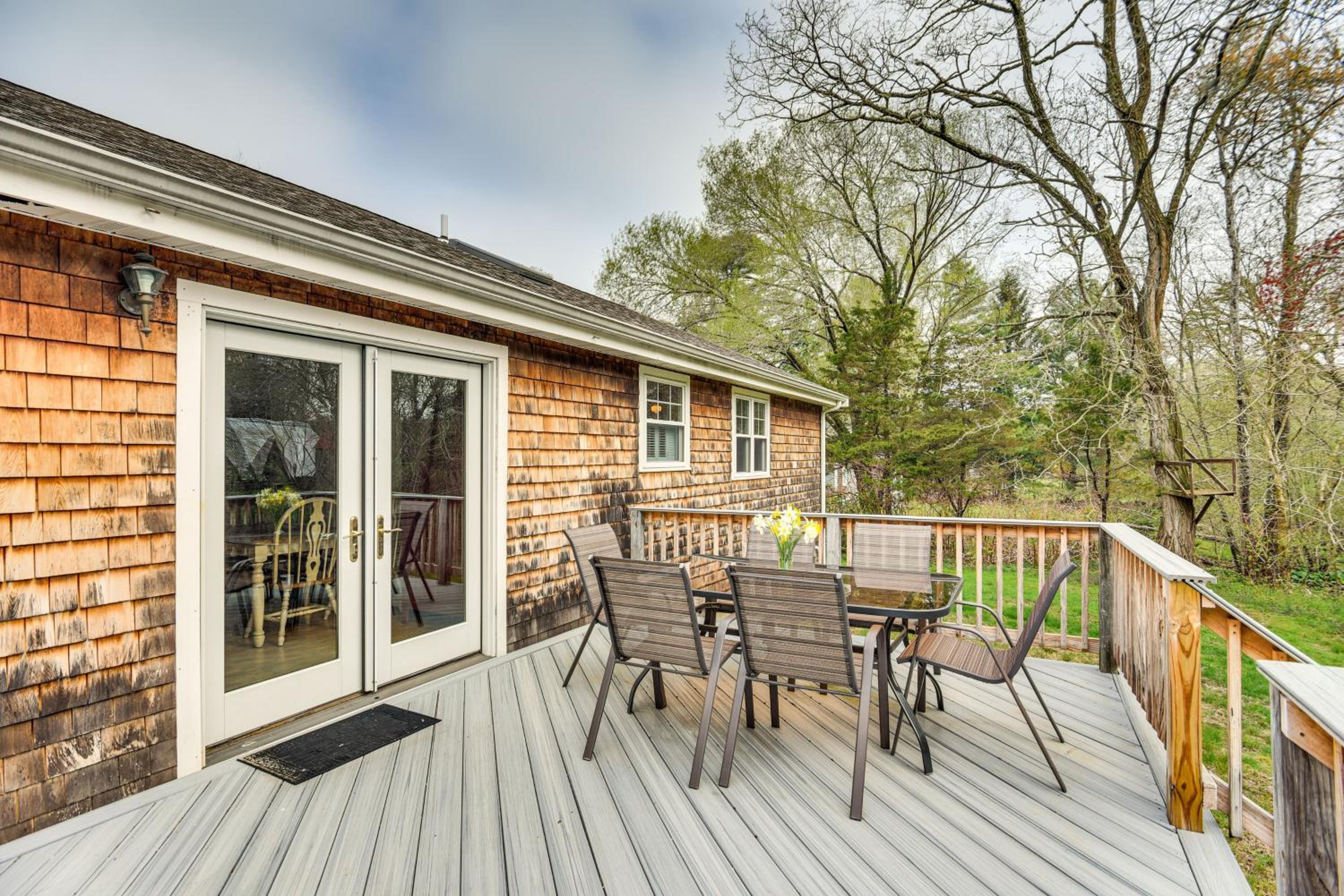 6 Mi to Beach Family Home in Little Compton!