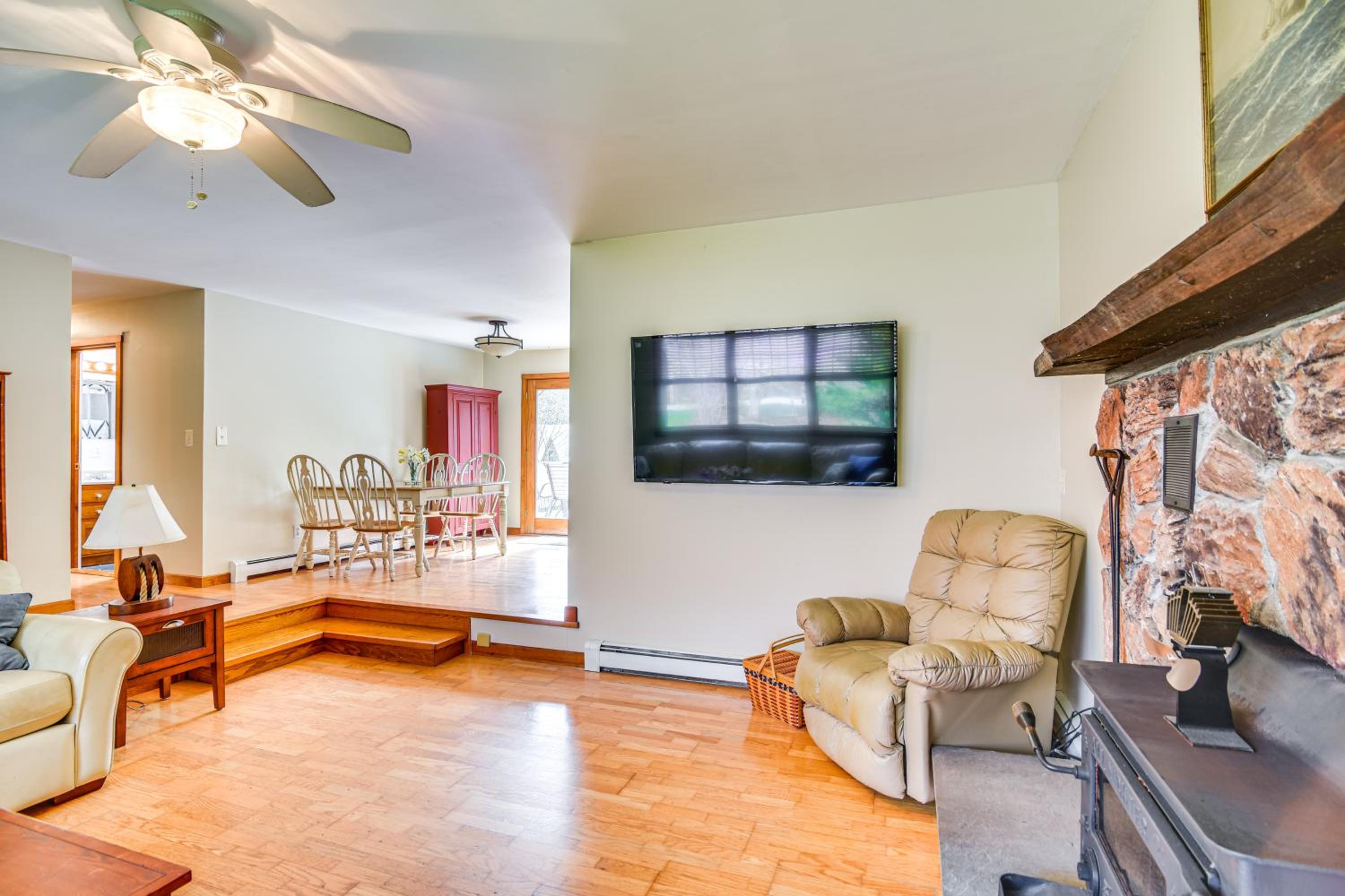 6 Mi to Beach Family Home in Little Compton!