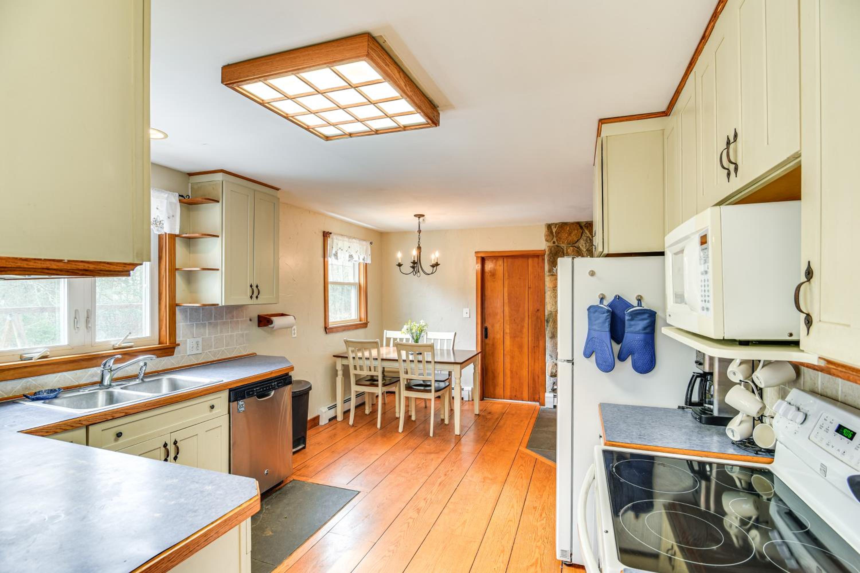 6 Mi to Beach Family Home in Little Compton!