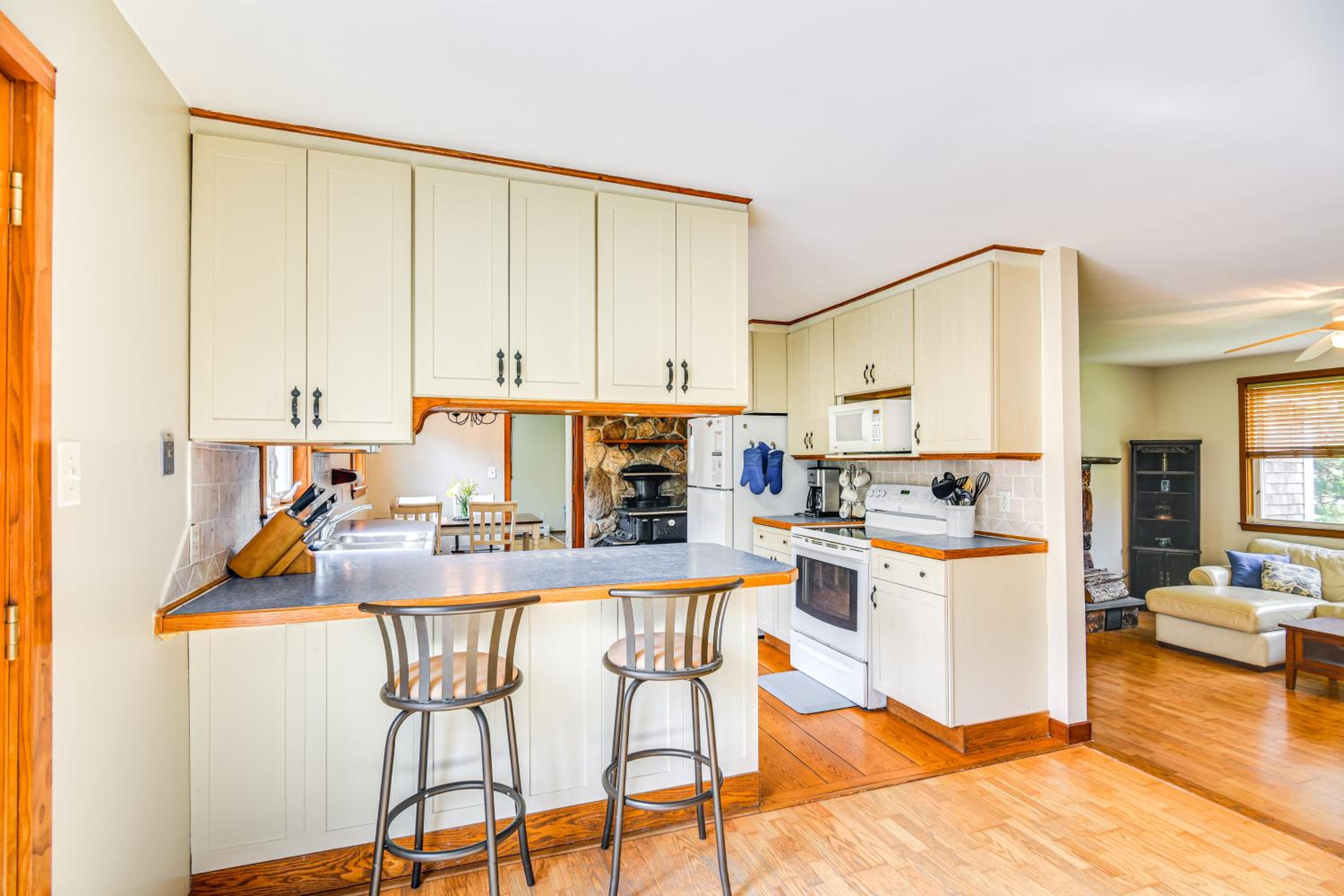 6 Mi to Beach Family Home in Little Compton!